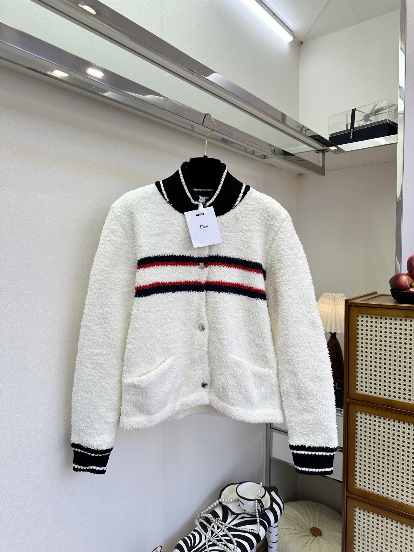 NO:689568,25 F Dior’s latest outing. The fufu knitted cardigan welds the laziness and sophistication of winter to the body. The special towel yarn is warm and comfortable. ●SIZE s m l ●, Dior-clothing, dior,1986090925 F 迪奥最新出去 奶fufu的针织开衫,把冬日的慵懒与精致焊在身上 特殊的毛巾纱线 保暖又舒适  ●SIZE s m l ●,迪奥-服装,dior,,Women's clothing