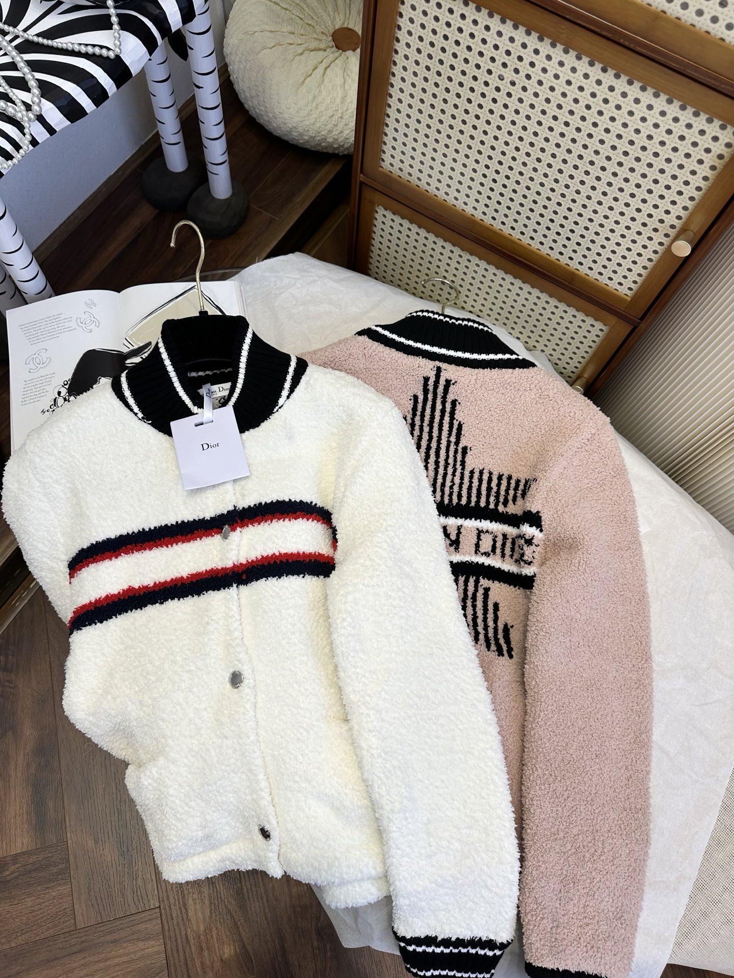 NO:689549,25 F Dior’s latest outing. The fufu knitted cardigan welds the laziness and sophistication of winter to the body. The special towel yarn is warm and comfortable. ●SIZE s m l ●, Dior-clothing, dior,1986090925 F 迪奥最新出去 奶fufu的针织开衫,把冬日的慵懒与精致焊在身上 特殊的毛巾纱线 保暖又舒适  ●SIZE s m l ●,迪奥-服装,dior,,Women's clothing