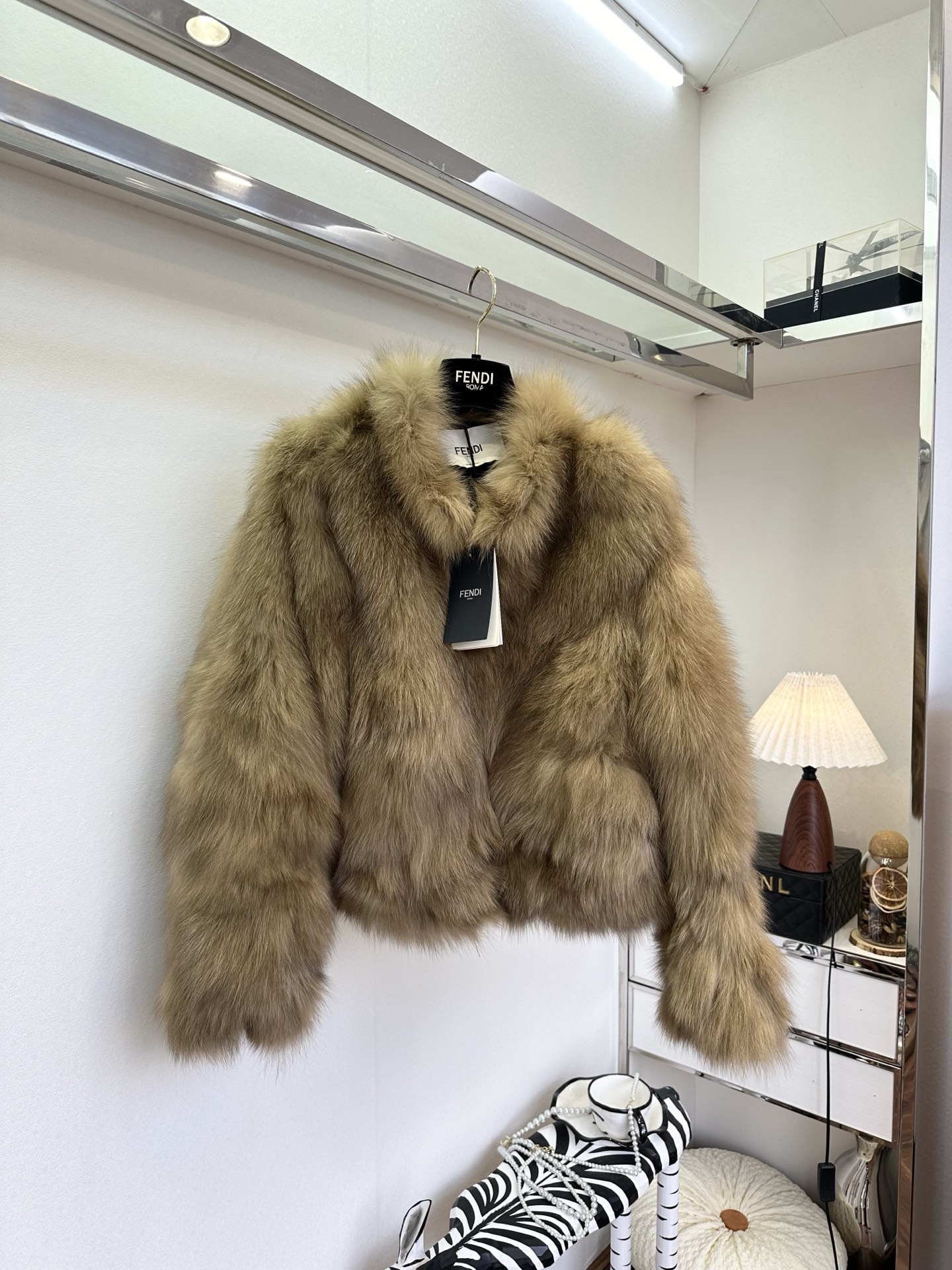 NO:689537,25F The ruthless thing is coming, help!  This imported fox fur is very girl-friendly, right? The texture of the selected fox fur is delicate, the ginger yellow and silver fox white are gentle and high-end, and it is super white regardless of the skin color. The loose shoulder design hides the flesh and makes you look slimmer, and the thin lining is added to the inside to fit the skin without pricking. The upper body has a sense of nobility and pure lust that is directly off the table!  ●SIZE F●, Fendi-clothing,fendi,1986090925F 狠货来袭 ,救命！这件进口胎狐狸毛皮草也太懂女生了吧,精选的狐狸毛纹理细腻,姜黄色和银狐白色温柔又高级,不挑皮色还超显白；宽松的落肩设计藏肉又显瘦,内里加了薄衬里贴肤不扎,上身贵气和纯欲感 直接爆表！ ●SIZE F●,芬迪-服装,fendi,,Women's clothing