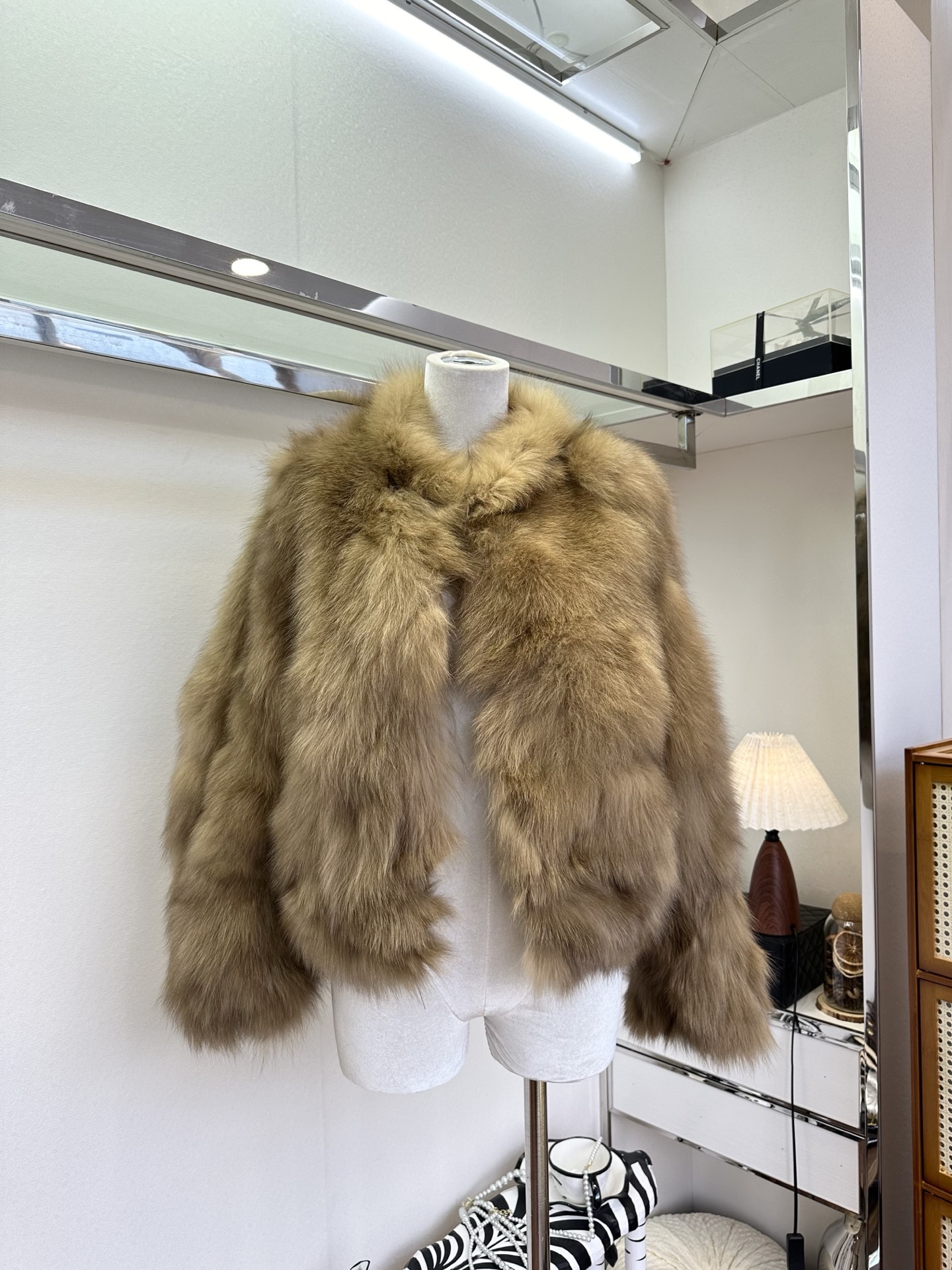 NO:689539,25F The ruthless thing is coming, help!  This imported fox fur is very girl-friendly, right? The texture of the selected fox fur is delicate, the ginger yellow and silver fox white are gentle and high-end, and it is super white regardless of the skin color. The loose shoulder design hides the flesh and makes you look slimmer, and the thin lining is added to the inside to fit the skin without pricking. The upper body has a sense of nobility and pure lust that is directly off the table!  ●SIZE F●, Fendi-clothing,fendi,1986090925F 狠货来袭 ,救命！这件进口胎狐狸毛皮草也太懂女生了吧,精选的狐狸毛纹理细腻,姜黄色和银狐白色温柔又高级,不挑皮色还超显白；宽松的落肩设计藏肉又显瘦,内里加了薄衬里贴肤不扎,上身贵气和纯欲感 直接爆表！ ●SIZE F●,芬迪-服装,fendi,,Women's clothing