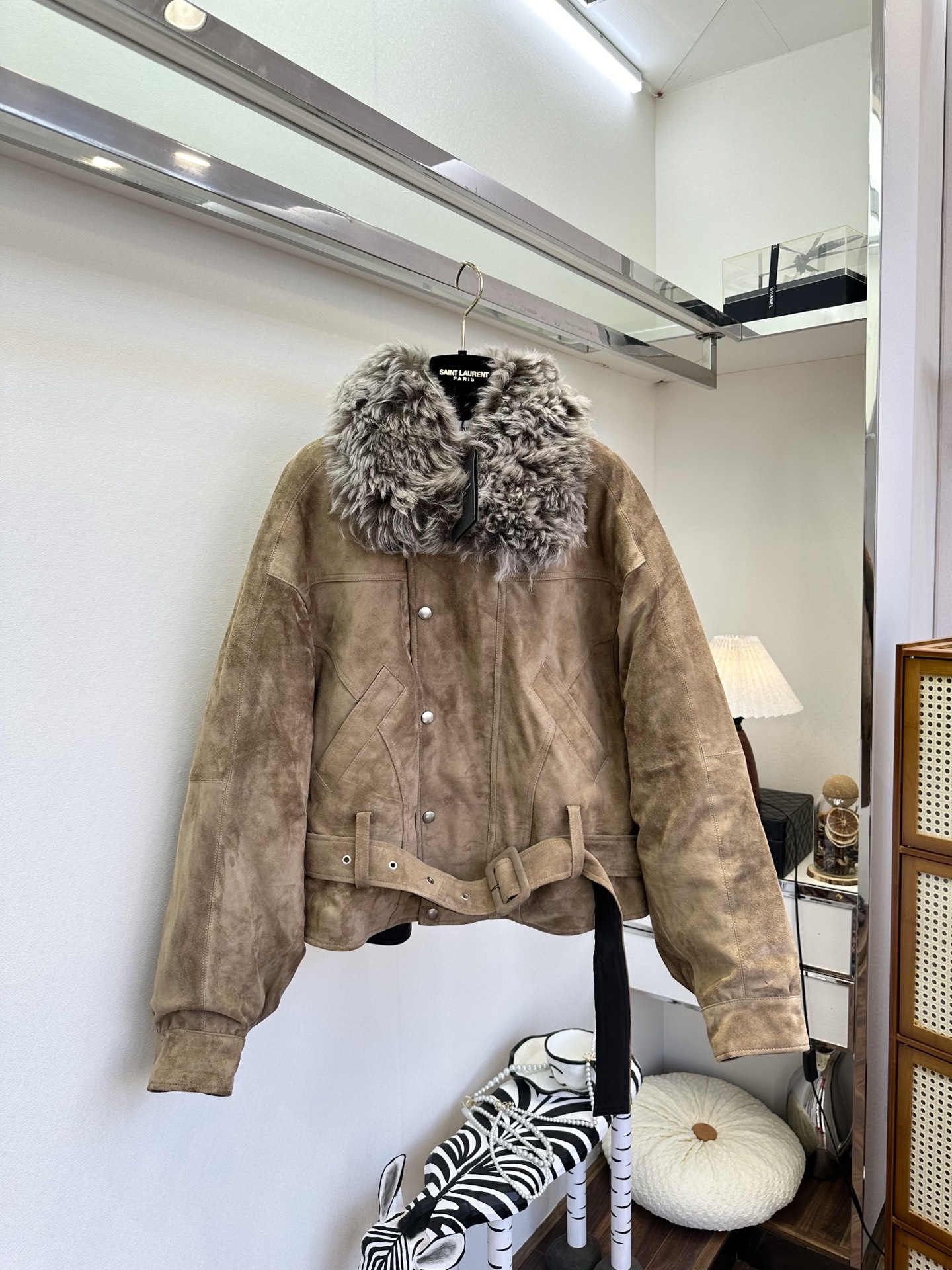 NO:689564,25F This is a killer piece in the deep winter. It is definitely a miss. For the thigh series, the entire jacket is made of top-grade goatskin with a frosted surface. The collar is made of Australian sheep's curly hair, which is extremely luxurious. The most important thing is that the inner liner of the entire leather jacket is filled with a light goose down liner. Even the inside of the sleeves is thoughtfully velvet treated, giving you double comfort and warmth. You no longer have to worry about cold resistance. The key style is that the upper body is both sassy and handsome. The upper body is directly numb.  ●SIZE S ML●, saint laurent-clothing, saint laurent, jackets & coats, sheepskin,1986090925F 这件深冬季节的杀手锏 绝对的错过 拍大腿系列,整件外套采用顶级山羊皮做了磨砂面处理 领子采用澳洲的羊卷毛巨显奢华 最最重点的是 整件皮外套的内胆填充了轻薄鹅绒内胆 连袖子里面都贴心的做了冲绒处理 给你双重的琐温和温暖 再也不用担心抗寒问题了 关键款式上身一整个又飒又帅 上身直接赢麻了 ●SIZE S ML●,圣罗兰-服装,saint laurent,jackets & coats,sheepskin,,Women's clothing