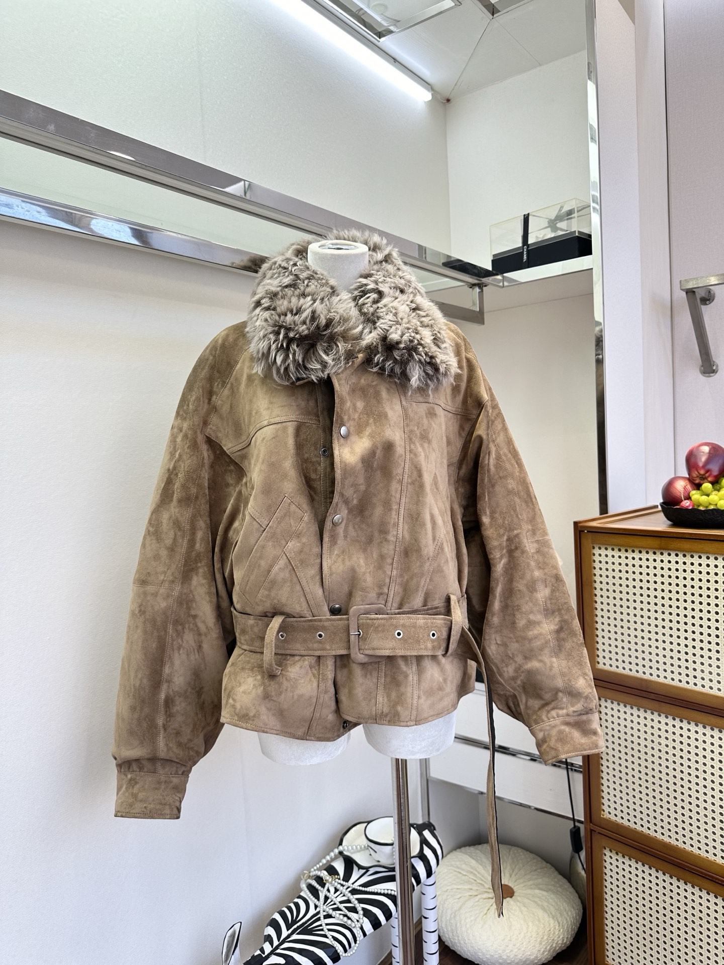 NO:689566,25F This is a killer piece in the deep winter. It is definitely a miss. For the thigh series, the entire jacket is made of top-grade goatskin with a frosted surface. The collar is made of Australian sheep's curly hair, which is extremely luxurious. The most important thing is that the inner liner of the entire leather jacket is filled with a light goose down liner. Even the inside of the sleeves is thoughtfully velvet treated, giving you double comfort and warmth. You no longer have to worry about cold resistance. The key style is that the upper body is both sassy and handsome. The upper body is directly numb.  ●SIZE S ML●, saint laurent-clothing, saint laurent, jackets & coats, sheepskin,1986090925F 这件深冬季节的杀手锏 绝对的错过 拍大腿系列,整件外套采用顶级山羊皮做了磨砂面处理 领子采用澳洲的羊卷毛巨显奢华 最最重点的是 整件皮外套的内胆填充了轻薄鹅绒内胆 连袖子里面都贴心的做了冲绒处理 给你双重的琐温和温暖 再也不用担心抗寒问题了 关键款式上身一整个又飒又帅 上身直接赢麻了 ●SIZE S ML●,圣罗兰-服装,saint laurent,jackets & coats,sheepskin,,Women's clothing