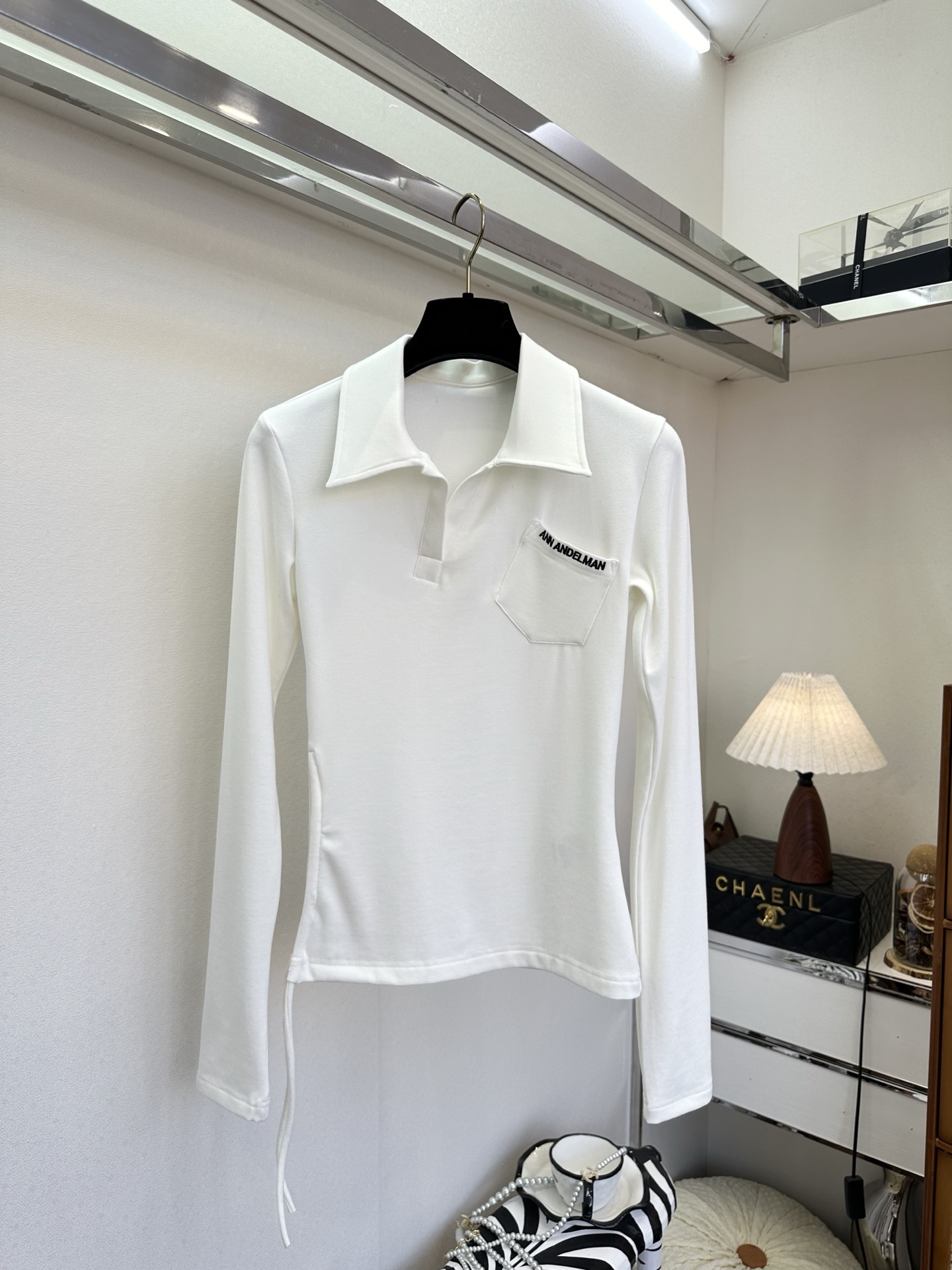 NO:721275,The girl who inspects the highest version of the product on the market, trims the three marks on the threads, and delivers the goods can send pictures and take videos. If you want quality or service, please add me on WeChat. We will not accept urgent orders. The 26SS polo collar bottoming shirt is also amazing!  The light knitted fabric is close to the skin and breathable, and the slim cut outlines neat lines. The small lapels are matched with the letter logo on the chest, giving it a sweet and cool girly feel. The design of the fingertip sleeves is full of details. Paired with khaki wide-leg pants, it is a lazy and exquisite French style. It is very tasteful when worn alone~ ●SIZE s m l●, women's clothing,19860909市面最高版本小妹验货、修剪线头上三标、发货可发图及拍视频,要品质要服务的加我微信,不接急单. 26SS polo领打底衫也太绝了！轻薄的针织面料贴肤又透气,修身剪裁勾勒出利落线条,小翻领搭配胸前的字母标识,甜酷少女感拉满.指尖套的设计细节感十足,搭卡其色阔腿裤就是慵懒又精致的法式穿搭,单穿叠穿都超有味道～ ●SIZE s m l●,女装,,Women's clothing