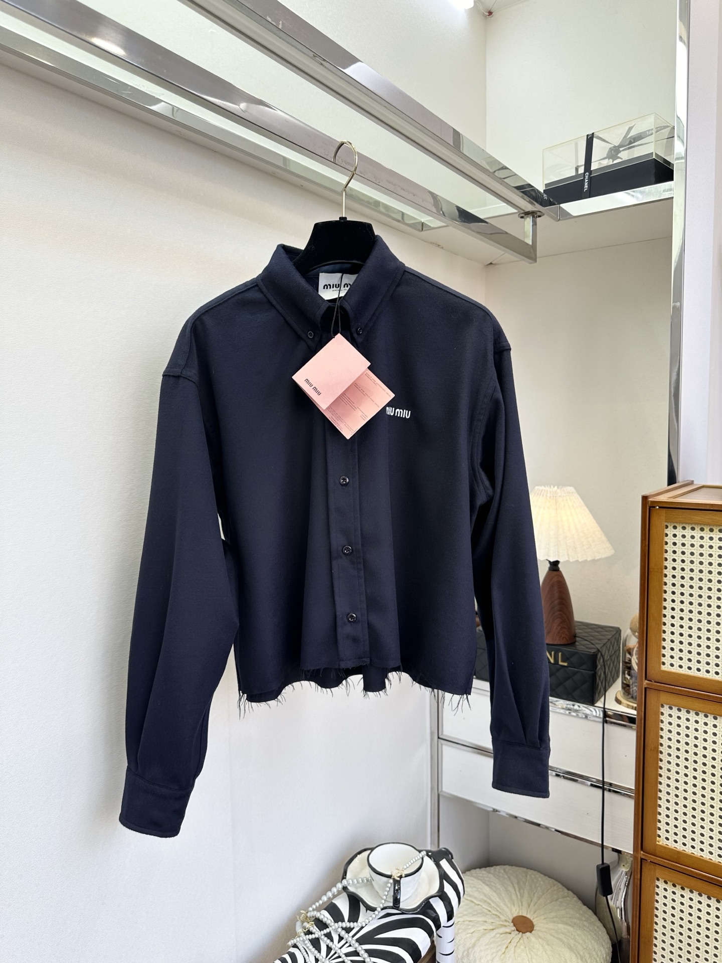 NO:721268,The highest version on the market, the girl inspects the goods, trims the three marks on the threads, and delivers the goods. You can send pictures and videos. If you want quality and service, please add me on WeChat. We will not accept urgent orders. 26 Miaojia's latest early spring product is the same style as Liu Haocun. A knitted shirt with a black background and embroidered logo is layered with a white lace collar. It is sweet and cool with a retro college style. The combination of a red and black plaid skirt brings out the agility and sophistication of a French girl just right. Every detail touches the aesthetic~ ●SIZE s  m l●,MiaoMiao-clothing,skirts,shirts,19860909市面最高版本小妹验货、修剪线头上三标、发货可发图及拍视频,要品质要服务的加我微信,不接急单. 26缪家早春最新品 刘浩存同款 黑底刺绣logo的针织衬衫叠搭白色花边领,甜酷中带着复古学院风,红黑格纹半身裙一搭,把法式少女的灵动与精致揉得恰到好处,每一处细节都戳中审美～ ●SIZE s m l●,缪缪-服装,skirts,shirts,,Women's clothing