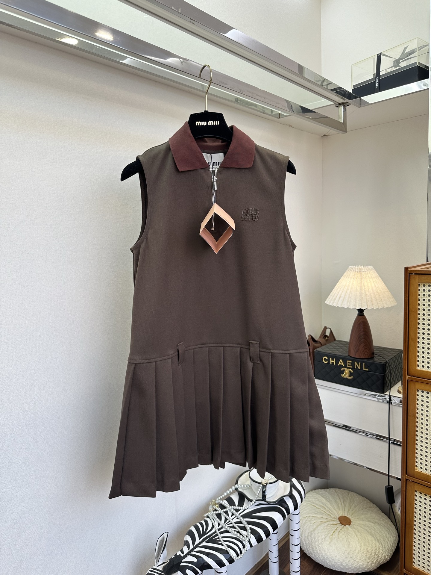 NO:721263,The highest version on the market, the girl will inspect the goods, trim the three marks on the threads, and ship the goods. You can post pictures and take videos. If you want quality and service, please add me on WeChat. We will not accept urgent orders. 26  The miumiu caramel brown sleeveless Polo skirt brings the sweetness of retro girls into the autumn atmosphere. The contrasting lapels and half-zip design are neat and cute. The pleated skirt at the hem adds flexibility, and the embroidered logo hides the exquisite details. The soft and waxy fabric is close to the skin and comfortable. Wearing it alone is a casual sweet girl. Layering sweaters can unlock the retro college style. It is a perfect tool for spring wear ~ ●SIZE s m  l●,miumiu-clothing,miumiu,skirts,19860909市面最高版本小妹验货、修剪线头上三标、发货可发图及拍视频,要品质要服务的加我微信,不接急单. 26 miumiu焦糖棕无袖Polo裙,把复古少女的甜揉进秋日氛围里.撞色翻领搭配半拉链设计,利落中带着娇憨,下摆的百褶裙摆增添灵动,刺绣徽标藏住细节精致.软糯的面料贴肤又舒服,单穿是随性甜妹,叠搭针织衫又能解锁复古学院风,妥妥的春日穿搭氛围感利器～ ●SIZE s m l●,缪缪-服装,miumiu,skirts,,Women's clothing