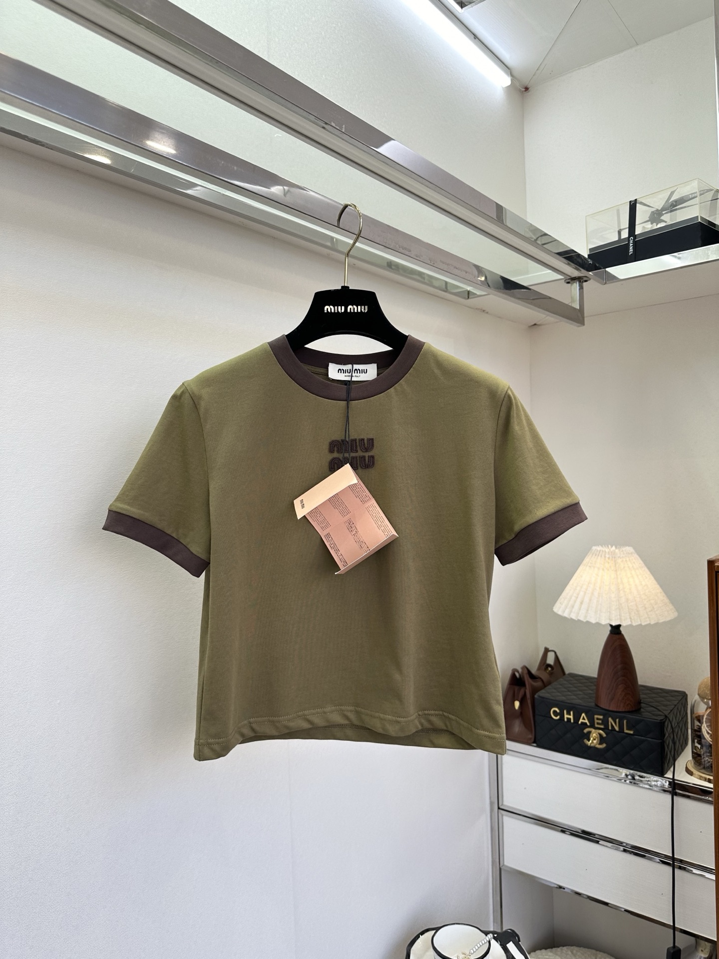 NO:721286,The highest version on the market, the girl will inspect the goods, trim the three marks on the threads, and deliver the goods. You can send pictures and take videos. If you want quality or service, please add me on WeChat. We will not accept urgent orders. 26ss Miaojia 26 new products in early spring  Versatile and versatile three-dimensional embroidered patch logo, the lazy DNA of miu girls is combined with a contrasting ribbed round neck and three-dimensional letter logo, which is simple but self-recognizable. The short cut just exposes the waistline, and can be worn with a skirt or low-waist pants to create a casual lady style. It is an indispensable atmosphere in the wardrobe. ●SIZE s m l●, Miu Miu-clothing, miumiu, skirts,19860909市面最高版本小妹验货、修剪线头上三标、发货可发图及拍视频,要品质要服务的加我微信,不接急单. 26ss 缪家26早春新品 万能百搭的立体刺绣贴布logo,miu系少女的慵懒DNA动了撞色罗纹圆领+立体字母标,简约却自带辨识度.短款剪裁刚好露出腰线,搭配半裙或低腰裤都能穿出随性大小姐范儿,是衣柜里少不了的氛围感刚需. ●SIZE s m l●,缪缪-服装,miumiu,skirts,,Women's clothing