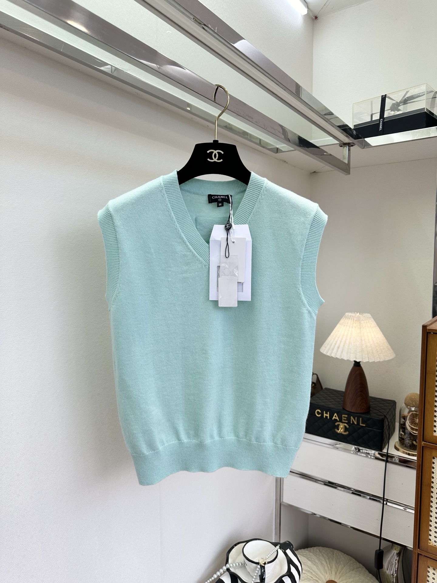 NO:721311,The highest version on the market, the girl inspects the goods, trims the three marks on the threads, and delivers the goods. You can send pictures and videos. If you want quality and service, please add me on WeChat. We will not accept urgent orders. 26s Xiangjia's latest early spring product is like wearing spring mints on your body. The soft and waxy texture comes with a cooling filter. The classic logo on the back highlights the style in a low-key manner. It is suitable for layering shirts or wearing alone. It is a must-have item for early spring to create a relaxed and noble feeling. ●SIZE  s m l●,Chanel-clothing,chanel,chanel,shirts,19860909市面最高版本小妹验货、修剪线头上三标、发货可发图及拍视频,要品质要服务的加我微信,不接急单. 26s 香家早春最新品 像把春日薄荷糖穿在身上针织马甲,软糯质感自带降温滤镜.后背的经典标识低调彰显格调,叠搭衬衫或单穿都适配,是打造松弛贵气感的早春刚需单品. ●SIZE s m l●,香奈儿-服装,chanel,chanel,shirts,,Women's clothing