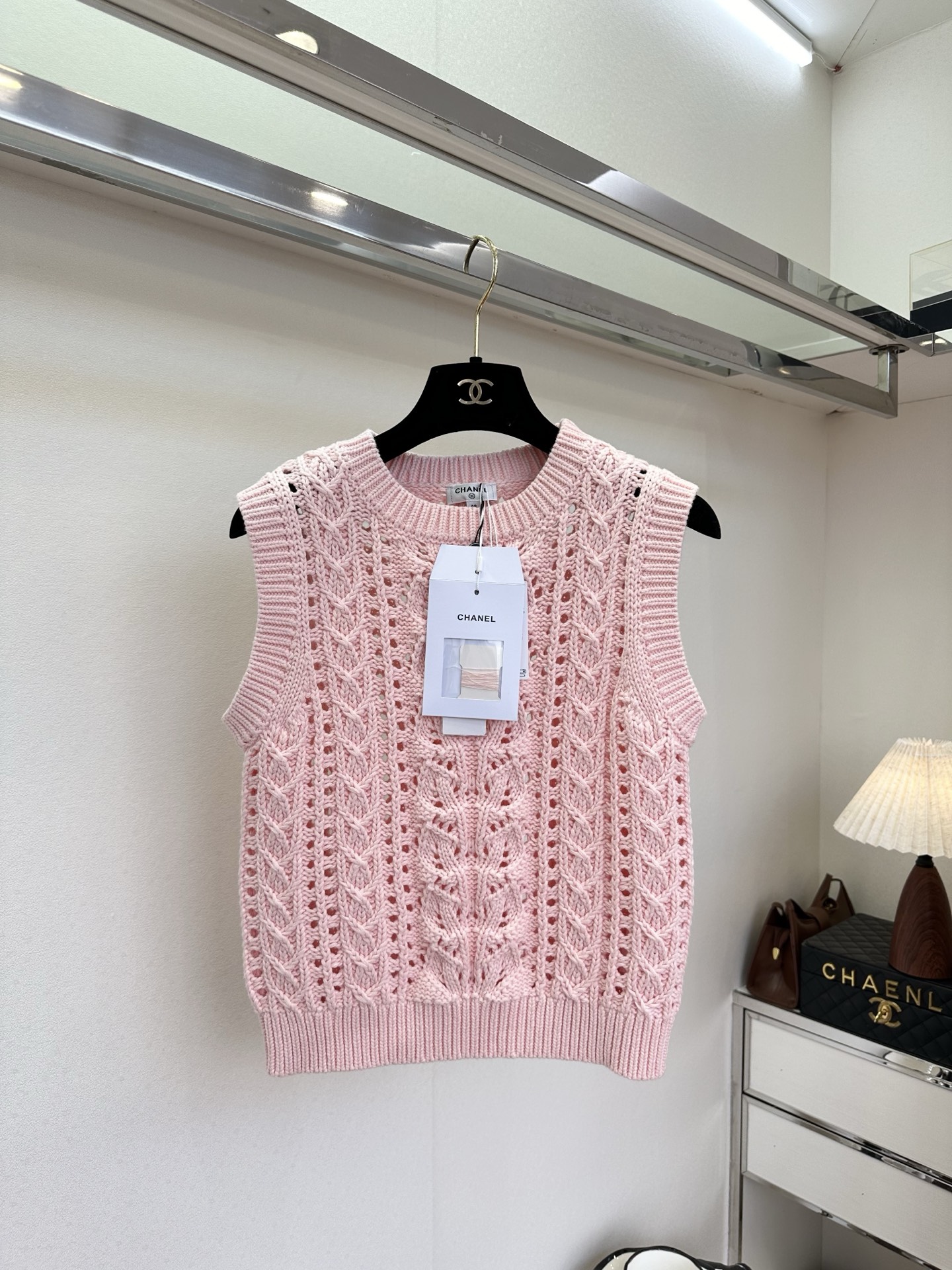 NO:721345,The highest version on the market, the girl inspects the goods, trims the three marks on the threads, and delivers the goods. You can send pictures and videos. If you want quality and service, please add me on WeChat. We do not accept urgent orders. The 26s thick-needle cable knitting has a gentle texture, and the hollow design makes spring outfits more breathable. The delicate logo on the chest is a low-key finishing touch. It can create a relaxed and luxurious French atmosphere when layered with suspenders or shirts. It is an all-purpose atmospheric item in the spring wardrobe.  ●SIZE s m l●,Chanel-clothing,chanel,shirts,19860909市面最高版本小妹验货、修剪线头上三标、发货可发图及拍视频,要品质要服务的加我微信,不接急单. 26s 奶呼呼的粗针绞花编织自带温柔肌理感,镂空设计让春日穿搭多了几分呼吸感.胸口的精致标识低调点睛,叠搭吊带或衬衫都能营造出松弛又贵气的法式氛围,是开春衣橱里的万能氛围感单品. ●SIZE s m l●,香奈儿-服装,chanel,shirts,,Women's clothing