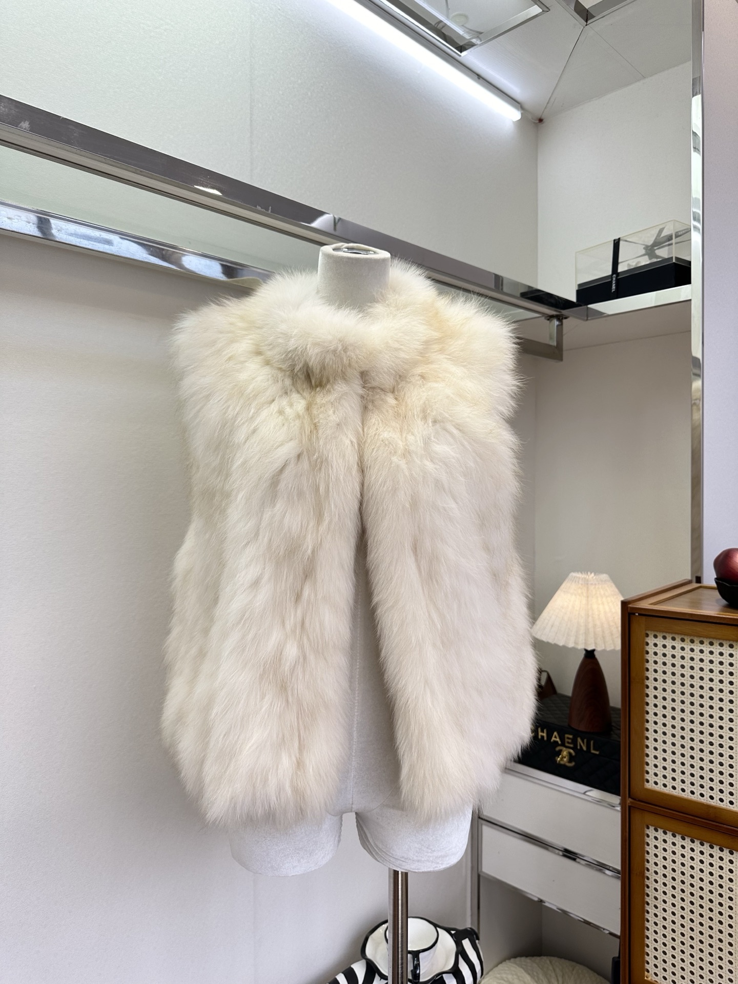 NO:714299,25F Under the strong request of old customers and sisters, the small turtleneck woven fox fur vest that was promised was finally presented perfectly. It is still made of imported fox belly hair. The milky white color is really suitable for winter. The fur is soft and comfortable. It is like being wrapped in a cloud. It is in a light state with almost zero negative pressure, but it has an excellent preheating effect. It is really both fairy and royal sister. ●SIZE F●, Fendi-clothing, fendi,1986090925F 在老客户姐妹的强烈要求下 承诺出的小高领编制狐狸毛马甲 终于完美呈现了,依旧是采用进口狐狸腹毛做了编制工艺 奶呼呼的乳白色 实在跟冬季很搭 毛质柔软舒适 就像被包裹在云朵里 几乎零负压的轻盈状态 但却做到了预热效果极好 真的是又仙又御姐  ●SIZE F●,芬迪-服装,fendi,,Women's clothing