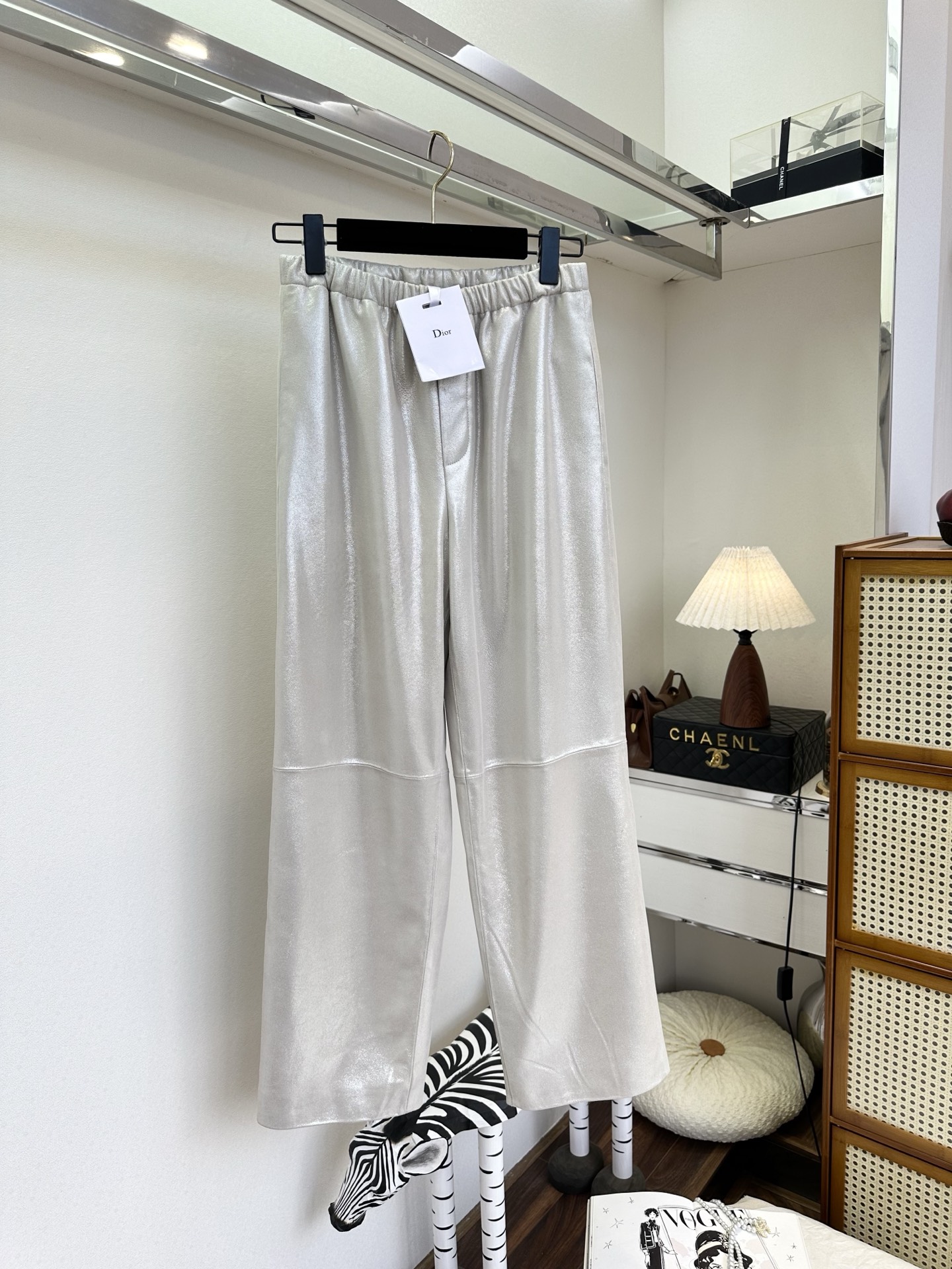 NO:775498,26s Dior's early spring limited edition uses sample leather imported from Italy. It uses two layers of leather with the best texture. The leather is soft, comfortable and has a certain degree of toughness. The most eye-catching point is that this year's new leather silver-painted color process is really amazing. It breaks the conventional leather style and presents a different fashion charm with a new visual effect. The loose and portable version, lazy and loose clothing is the most popular fashion attitude among women today ●SIZE  s m l●,Dior-clothing,dior,1986090926s 迪奥的早春限定款 采用了意大利进口小样皮 取用质感最好的2层皮 皮质柔软 舒适 也有一定的韧劲儿 最亮眼的点是 今年全新的皮料银粉刷色工艺真的太惊艳了 打破了常规的皮料风格 以全新的视觉效果 呈现出不一样的时尚魅力 松紧的随身版型 慵懒 松弛的衣着 是当下女性最青睐的时尚态度  ●SIZE s m l●,迪奥-服装,dior,,Women's clothing