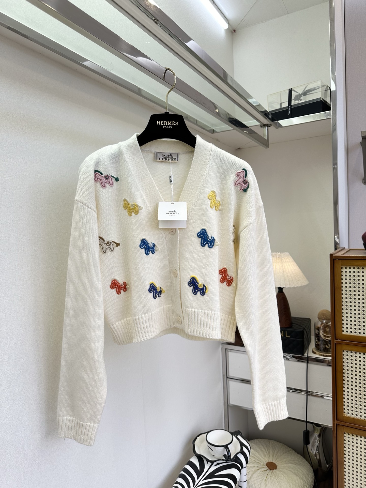 NO:721200,The highest version on the market, the girl inspects the goods, trims the threads with three marks, and delivers the goods. You can post pictures and take videos. If you want quality and service, please add me on WeChat. We do not accept urgent orders. 2F Super beautiful knitted cardigan with rainbow-colored pony embroidery, like wearing the lively childlike charm of the Paris racecourse on the body. The relaxed tailoring of the V-neck and dropped shoulders perfectly balances the soft waxy wool and playful contrasting colors. It is an atmospheric item that can be used for both commuting and dating in spring.  ●SIZE s m l●,Hermes-clothing,hermes,19860909市面最高版本小妹验货、修剪线头上三标、发货可发图及拍视频,要品质要服务的加我微信,不接急单. 2F 超好看的针织开衫 跃动着彩虹色的小马刺绣,像把巴黎马场的鲜活童趣穿在了身上.V领落肩的松弛剪裁,让软糯羊毛与俏皮撞色完美平衡,是春日里既能通勤又能约会的氛围感单品. ●SIZE s m l●,爱马仕-服装,hermes,,Women's clothing