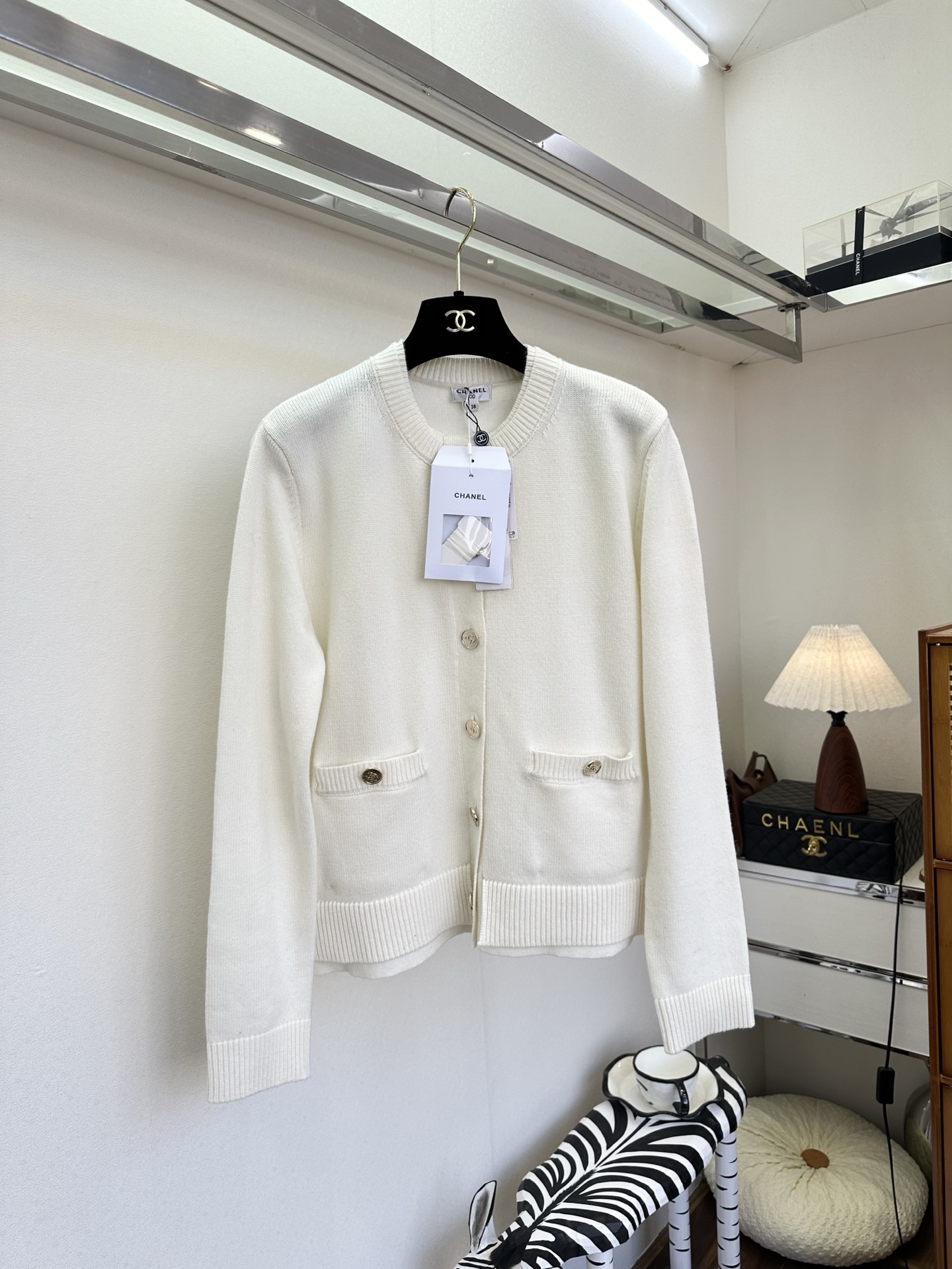 NO:721201,The highest version on the market, the girl inspects the goods, trims the three marks on the threads, and delivers the goods. You can post pictures and take videos. If you want quality and service, add me on WeChat. We will not accept urgent orders. 26S Xiaoxiang's timeless classics are woven with relaxed elegance. The round neck line of cashmere yarn is neat and stretched, and the metal buckle embellishes the iconic sense of sophistication. It can be easily worn in daily layers or alone to create an effortless sense of luxury. ●SIZE s m l●, Chanel - clothing, chanel,19860909市面最高版本小妹验货、修剪线头上三标、发货可发图及拍视频,要品质要服务的加我微信,不接急单. 26S小香永恒的经典 织就松弛的优雅.羊绒纱线圆领线条利落舒展,金属扣点缀出标志性的精致感,日常叠穿或单穿,都能轻松搭出不费力的高级感. ●SIZE s m l●,香奈儿-服装,chanel,,Women's clothing