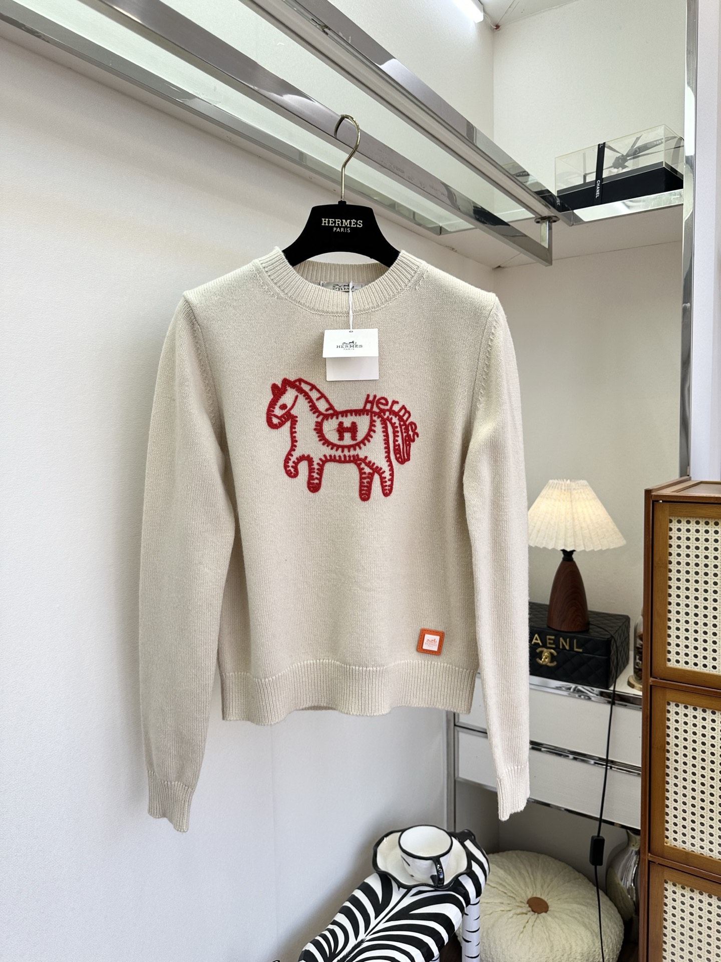 NO:721182,The highest version on the market, the girl will inspect the goods, trim the three marks on the threads, and ship the goods. You can post pictures and take videos. If you want quality or service, please add me on WeChat. We will not accept urgent orders. 26S Good luck in the Year of the Horse  The soft waxy wool is woven with a delicate body feel, and the red horse embroidery on the chest is vivid and lively. It is not only the iconic equestrian gene of Hermès, but also echoes the auspicious meaning of the Year of the Horse. The jeans are relaxed and casual for daily wear, and the skirt is exquisite and playful. One piece can contract the relaxed and high-end feeling of autumn and winter.. ●SIZE s m l●, Hermès - clothing, hermes, skirts, jeans,19860909市面最高版本小妹验货、修剪线头上三标、发货可发图及拍视频,要品质要服务的加我微信,不接急单. 26S 马年大吉 软糯羊毛织就细腻体感,胸前一抹红马刺绣鲜活灵动,既是爱马仕标志性的马术基因,又恰好呼应马年的祥瑞寓意.日常搭牛仔裤松弛随性,配半裙又显精致俏皮,一件就能承包秋冬的松弛高级感.. ●SIZE s m l●,爱马仕-服装,hermes,skirts,jeans,,Women's clothing