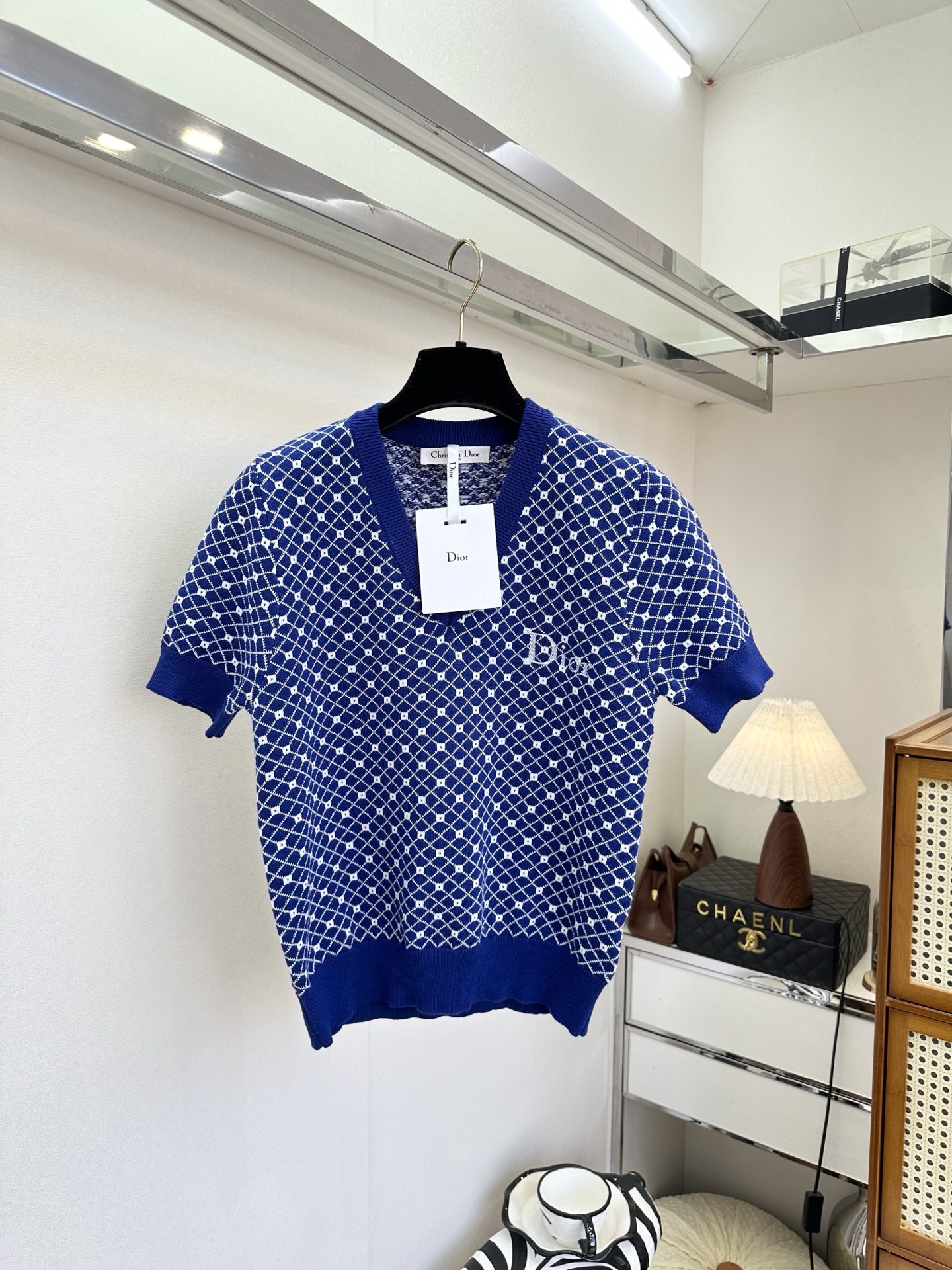 NO:721168,The highest version on the market, the girl inspects the goods, trims the three marks on the threads, and delivers the goods. You can post pictures and take videos. If you want quality and service, add me on WeChat. We will not accept urgent orders. 26S Dior deep sea blue is intertwined with the classic old flower plaid, which collides with French elegance in the delicate knitted texture. The V-neck line softly modifies the neck, and the short-sleeved cut is suitable for spring and summer layering. It has a relaxed and elegant feel when worn alone. It is an exquisite item that can be worn in the wardrobe for many years. ●SIZE s  m l●,Dior-clothing,dior,T-shirt,19860909市面最高版本小妹验货、修剪线头上三标、发货可发图及拍视频,要品质要服务的加我微信,不接急单. 26S 迪奥深海蓝调交织着经典老花格纹,在细腻针织肌理里碰撞出法式优雅.V领线条柔和修饰脖颈,短袖剪裁适配春夏叠穿,单穿自带松弛贵气感,是衣橱里能穿多年的精致单品. ●SIZE s m l●,迪奥-服装,dior,T-shirt,,Women's clothing