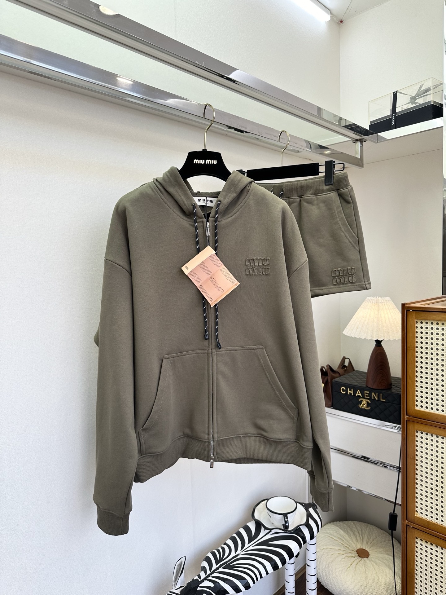 NO:721230,The highest version on the market, the girl inspects the goods, trims the three marks on the threads, and delivers the goods. You can post pictures and take videos. If you want quality and service, please add me on WeChat. We will not accept urgent orders. 26S Miao style girl is here. The brown sweatshirt suit has a sense of relaxation. Layer it with the same color inner layer to make it more layered. The over-the-knee gray socks are paired with retro leather shoes to create a casual and sophisticated autumn atmosphere. Wear it lazily and go out freely. This is today's relaxed aesthetic. Jacket  Shorts ●SIZE s m l●, Miu Miu-clothing, hoodie, sweatshirts, shorts, jackets & coats,19860909市面最高版本小妹验货、修剪线头上三标、发货可发图及拍视频,要品质要服务的加我微信,不接急单. 26S 缪系女孩来啦 棕调卫衣套装自带松弛感,叠穿同色系内搭更显层次,过膝灰袜搭配复古小皮鞋,混搭出随性又精致的秋日氛围.把慵懒穿在身上,自在出门就是今日份的松弛美学. 外套 短裤 ●SIZE s m l●,缪缪-服装,hoodie,sweatshirts,shorts,jackets & coats,,Women's clothing