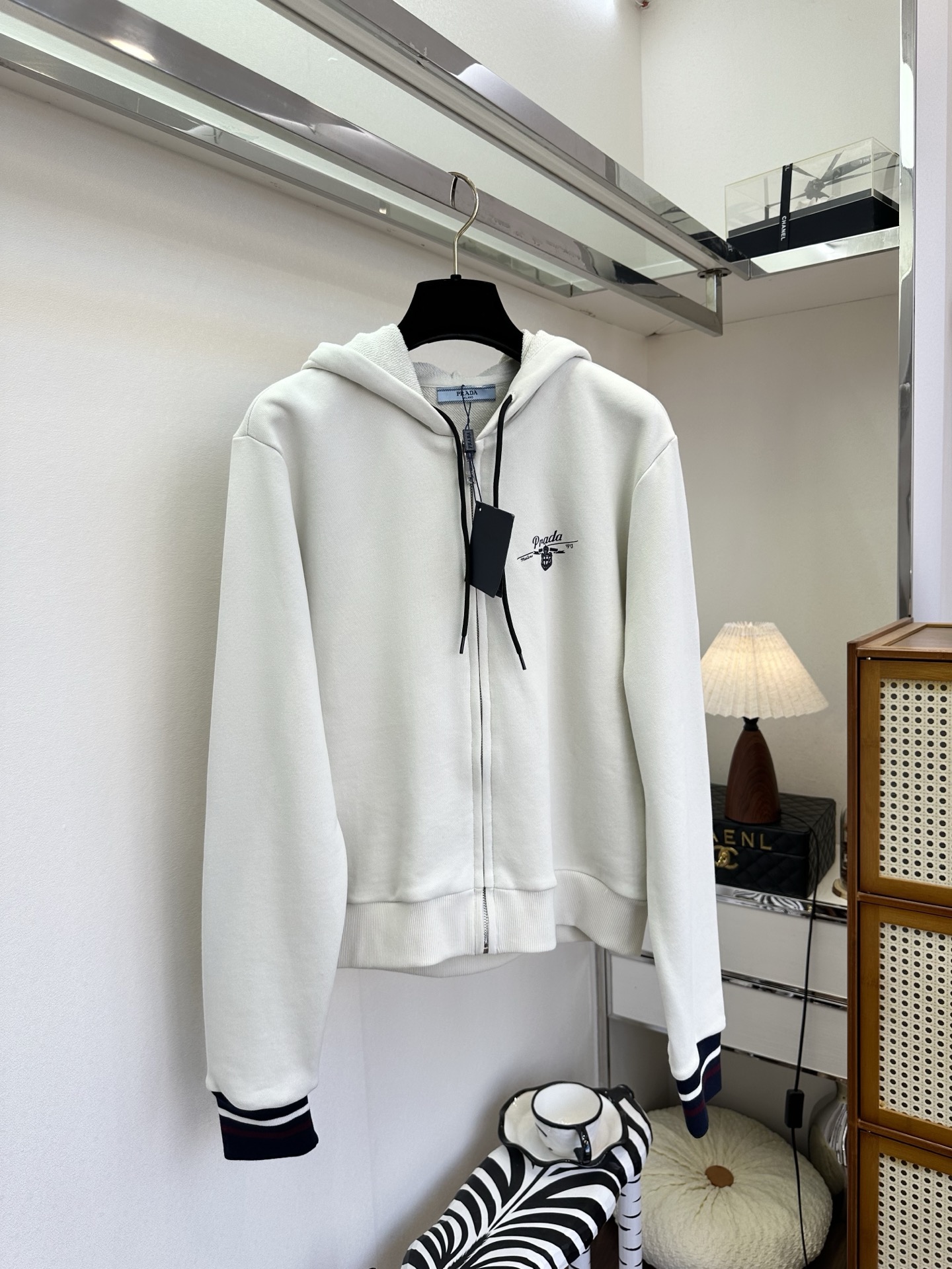 NO:721242,The highest version on the market, the girl will inspect the goods, trim the three marks on the threads, and ship the goods. You can post pictures and take videos. If you want quality or service, please add me on WeChat. We will not accept urgent orders. 26S Prada's latest early spring model  The pure off-white tone outlines the neat silhouette, and the delicate cotton texture has a soft body feel. The contrasting webbing on the cuffs and the embroidered logo on the chest echo the brand's iconic details. The loose tailoring is suitable for multiple layering, and it is refreshing and relaxed when worn alone.19860909市面最高版本小妹验货、修剪线头上三标、发货可发图及拍视频,要品质要服务的加我微信,不接急单. 26S 普拉达早春最新款 纯净米白调勾勒利落轮廓,细腻棉质肌理自带柔软体感,袖口撞色织带与胸前刺绣徽标呼应品牌标志性细节.宽松剪裁适配多元叠穿,单穿清爽松弛,内搭精致保暖,是能贯穿四季的衣橱常青款. ●SIZE s m l●,普拉达-服装,prada,,Women's clothing