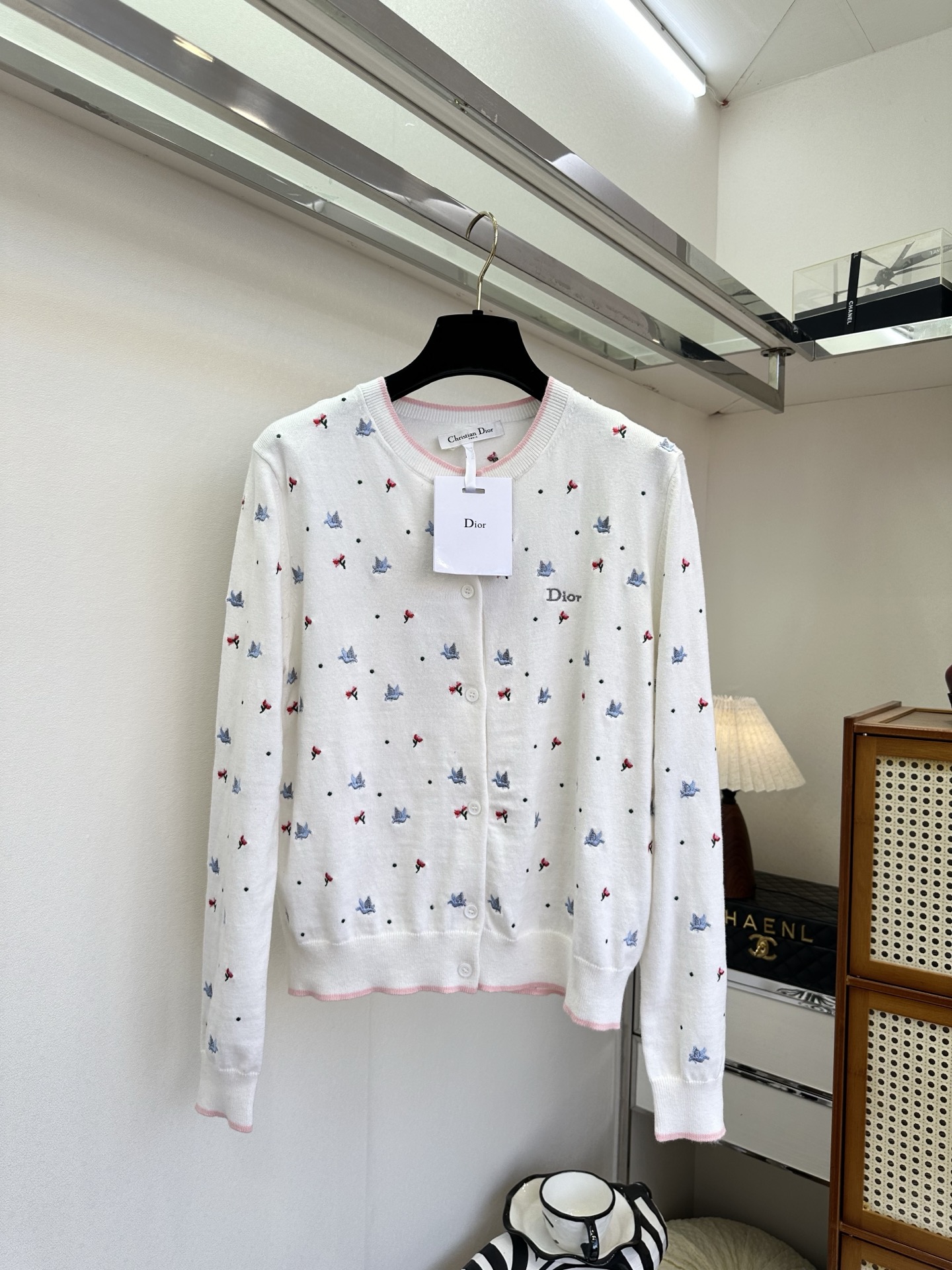 NO:721180,The highest version on the market, the girl will inspect the goods, trim the three marks on the threads, and ship the goods. You can post pictures and take videos. If you want quality or service, please add me on WeChat. We will not accept urgent orders. 26S  Dior's limited edition butterfly cardigan for early spring brings romance to the body. On a milky white background, blue and pink butterflies and stars are intertwined at random, like the breeze of the spring garden being woven into the knitting. The gentle pink edge outlines the round neck and cuffs. Wearing it alone gives a sweet and girly feel, and layering it creates a refined atmosphere. The soft and waxy touch of wool blending is worthy of every daily life that deserves gentle treatment. ●SIZE s m l●, Dior-clothing, dior, dior,19860909市面最高版本小妹验货、修剪线头上三标、发货可发图及拍视频,要品质要服务的加我微信,不接急单. 26S Dior早春限定蝴蝶开衫把浪漫穿在身上,奶白底色上,蓝粉蝴蝶与星点错落交织,像把春日花园的微风织进了针织里.温柔粉边勾勒圆领与袖口,单穿是清甜少女感,叠搭是精致氛围感.羊毛混纺的软糯触感,配得上每个值得被温柔以待的日常. ●SIZE s m l●,迪奥-服装,dior,dior,,Women's clothing