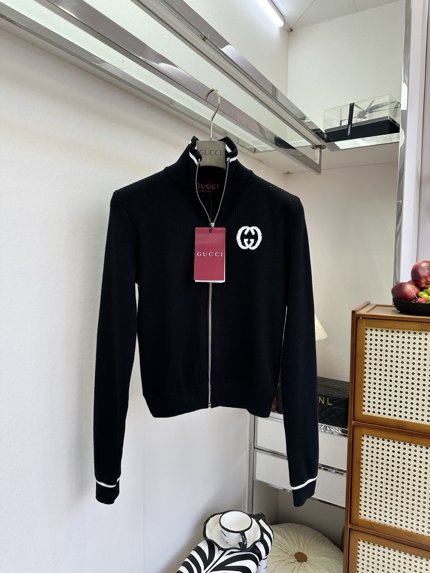 NO:721215,The highest version on the market, the girl will inspect the goods, trim the three marks on the threads, and ship the goods. You can post pictures and take videos. If you want quality or service, please add me on WeChat. We will not accept urgent orders. 26S  Gucci's classic black knitted zipper cardigan has a neat stand-up collar with the iconic double G embroidery, and the contrasting black and white colors outline a retro and fashionable tone. The pitted texture has a slimming effect, and the soft wool blend fabric combines warmth and texture. Whether it is worn with a suspender inside to create a sense of layering, or worn alone with jeans, it can easily achieve an effortless sense of luxury. SIZE s m l●, Gucci - Clothing, gucci, jeans,19860909市面最高版本小妹验货、修剪线头上三标、发货可发图及拍视频,要品质要服务的加我微信,不接急单. 26S 古驰经典黑针织拉链开衫利落立领搭配标志性双G刺绣,黑白撞色勾勒出复古又时髦的腔调.竖坑纹肌理自带修身效果,柔软羊毛混纺面料兼顾保暖与质感.无论是内搭吊带打造层次感,还是单穿配牛仔裤,都能轻松拿捏毫不费力的高级感. ●SIZE s m l●,古驰-服装,gucci,jeans,,Women's clothing