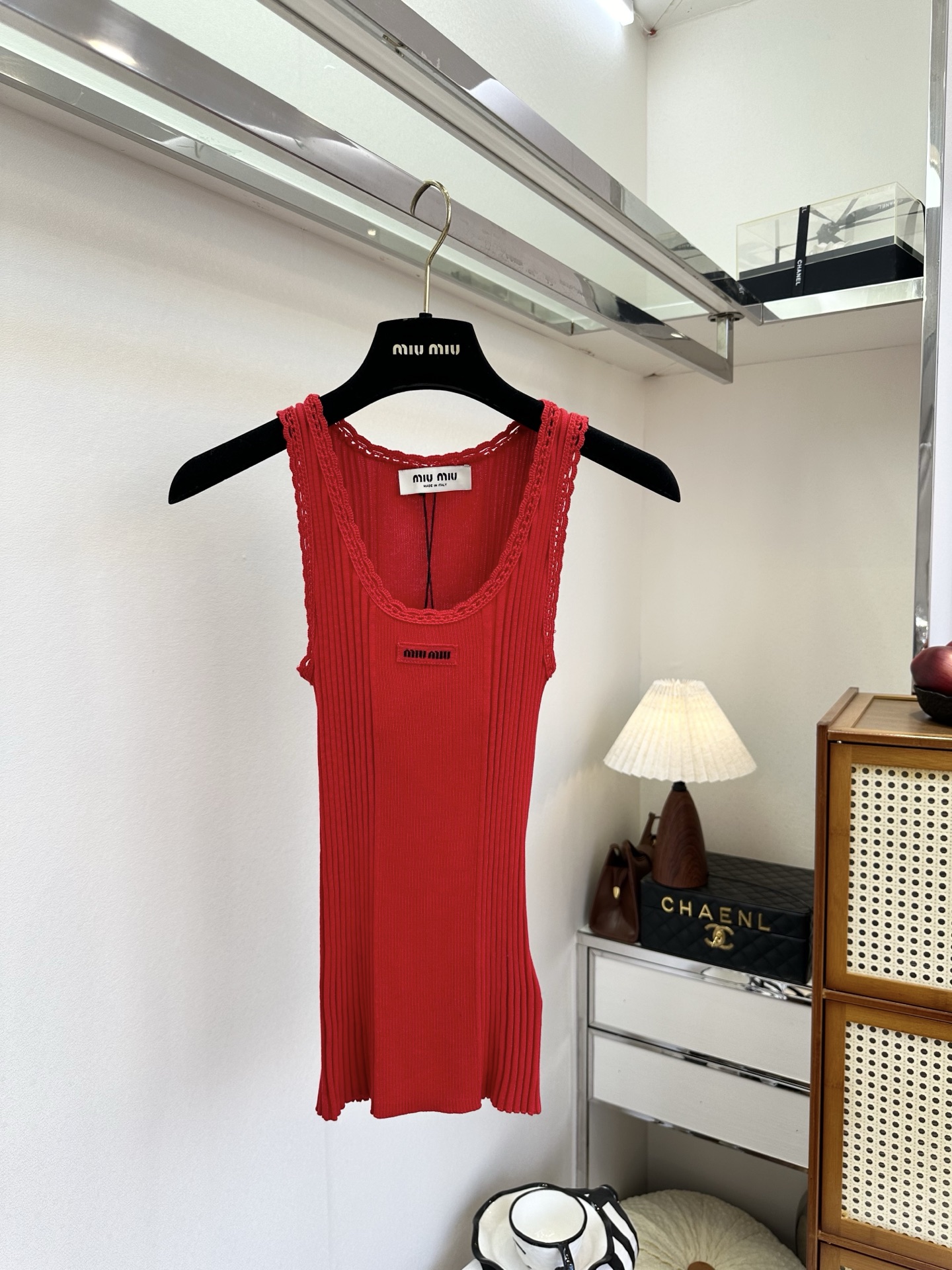 NO:721310,The highest version on the market, the girl will inspect the goods, trim the three marks on the threads, and ship the goods. You can post pictures and take videos. If you want quality or service, please add me on WeChat. We will not accept urgent orders. 26S Miaojia’s latest early spring product  An incomparable and versatile knitted vest, with vertical pit knitting that outlines a smooth figure, and the lace at the neckline adds a bit of a sweet girl feel. The short cut is paired with a logo of the same color, which balances the girl's cuteness and retro fashion just right. Wearing it alone is a bright and attractive focus, and it can be worn with a suit or cardigan to create a sense of layering. It is an indispensable touch of color in the spring wardrobe. ●SIZE s m l●, Miu Miu - clothing, business suit,19860909市面最高版本小妹验货、修剪线头上三标、发货可发图及拍视频,要品质要服务的加我微信,不接急单. 26S 缪家的早春最新品 无敌百搭款针织背心,竖坑纹针织勾勒出流畅身形,领口的蕾丝花边又添了几分甜妹感.短款剪裁搭配同色系logo标,把少女的娇俏与复古时髦感平衡得刚刚好.单穿是明艳动人的焦点,外搭西装或开衫又能打造层次感,是开春衣橱里少不了的一抹亮色. ●SIZE s m l●,缪缪-服装,business suit,,Women's clothing