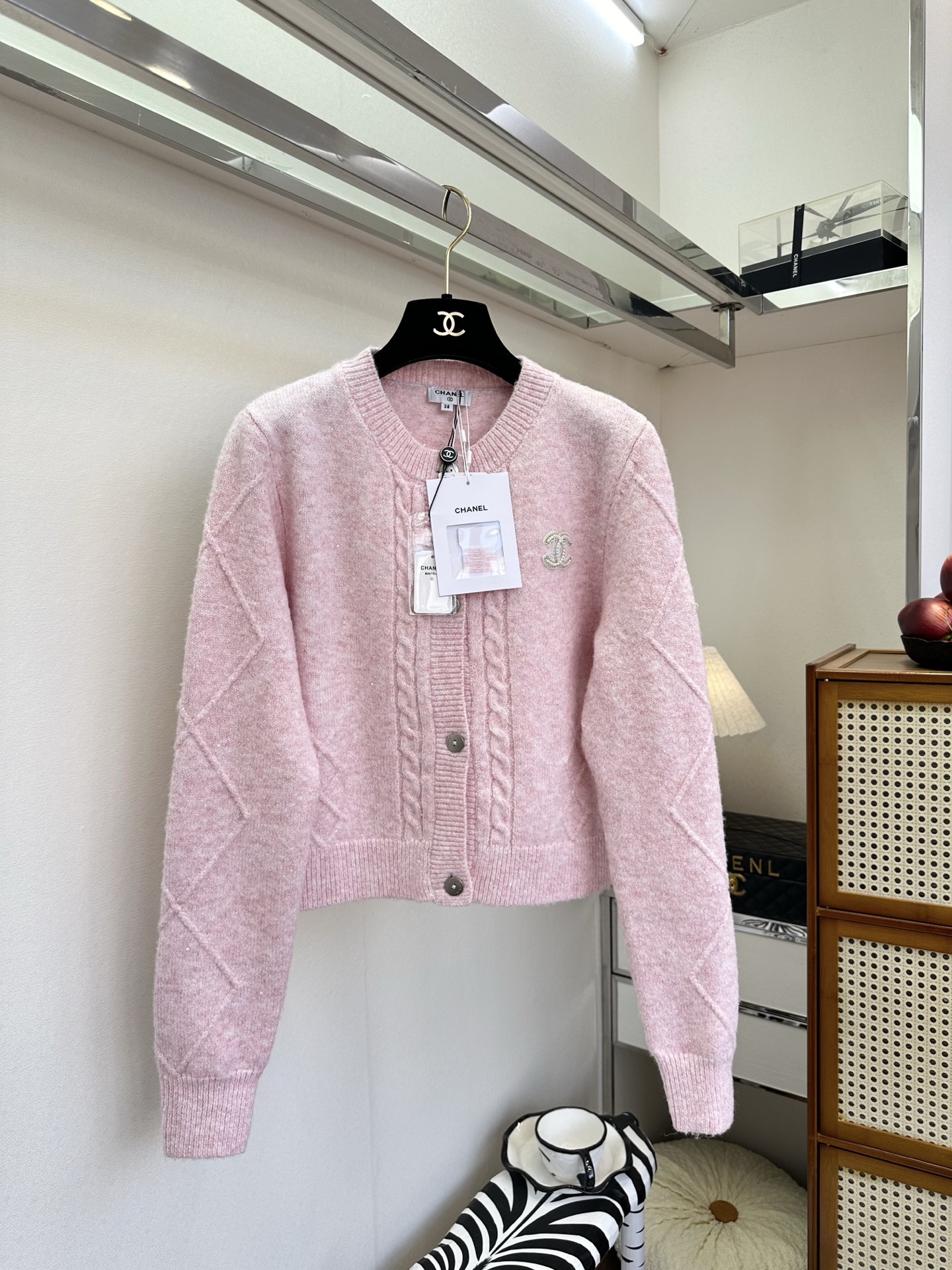 NO:721179,The highest version on the market. The girl inspects the goods, trims the three marks on the threads, and delivers the goods. You can post pictures and take videos. If you want quality or service, please add me on WeChat. We will not accept urgent orders. 26S Xiaoxiang early spring knitted cardigan in soft mist color has a spring feeling.  The cable texture and rhombus weave interweave a retro texture, and the classic double C logo is low-key embellished on the chest, which is quiet and refined. The soft, skin-friendly wool blend fabric brings the laziness and elegance of spring to the body. Wearing it alone gives a sweet girly feel, layering a shirt or suspenders can create layers, and it is an essential romantic item in the spring wardrobe. ●SIZE s m l●, Chanel - clothing, chanel, shirts,19860909市面最高版本小妹验货、修剪线头上三标、发货可发图及拍视频,要品质要服务的加我微信,不接急单. 26S 小香早春针织开衫柔雾感色系很有春天的感觉 绞花肌理与菱格纹织法交织出复古质感,经典双C徽标低调点缀在胸口,是不动声色的精致.软糯亲肤的羊毛混纺面料,把春日的慵懒与优雅一并穿在身上.单穿是清甜的少女感,叠搭衬衫或吊带又能营造层次,是开春衣橱里必不可少的浪漫单品. ●SIZE s m l●,香奈儿-服装,chanel,shirts,,Women's clothing