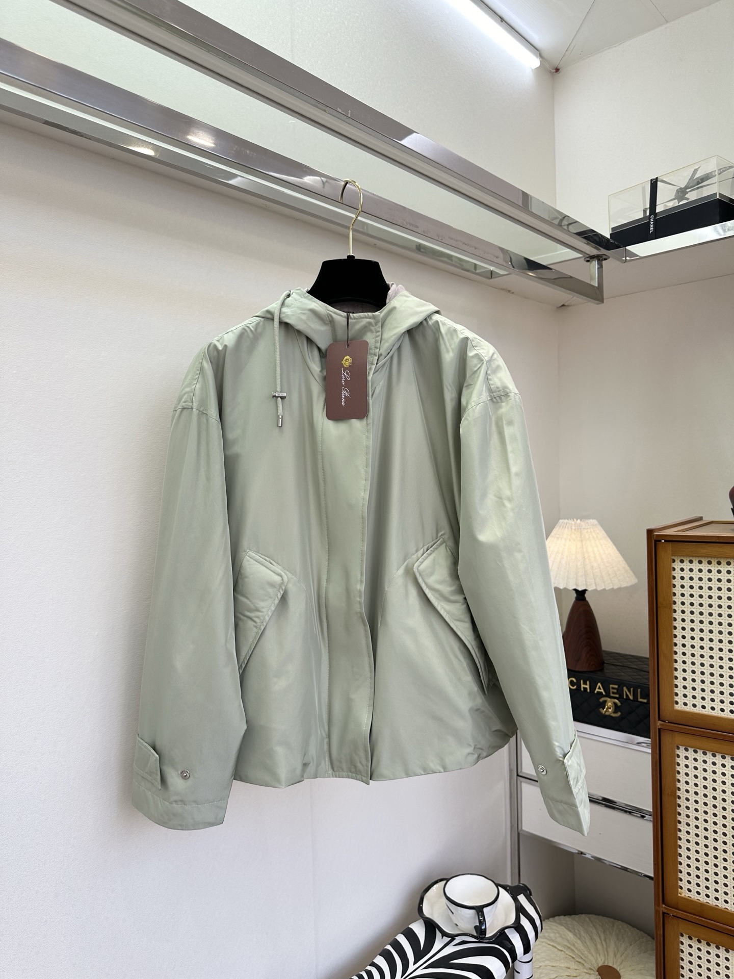 NO:721212,The highest version on the market, the girl inspects the goods, trims the three marks on the threads, and delivers the goods. You can send pictures and take videos. If you want quality or service, please add me on WeChat. We will not accept urgent orders. 26S Lp new product in early spring. A one-to-one replica of the original. The outer material is made of heavy silk, and the inner lining is made of fine imitation linen.  .The light gray and green tone brings a sense of relaxation, the silhouette is lazy and casual, and the hooded design and large pocket details are both practical and fashionable. The light and drapey fabric is suitable for the cool breeze of spring, and it is refreshing and comfortable to wear alone. It is an excellent item to create a relaxed look. ●SIZE s m l●, women's clothing, loro piana, real silk, hats,19860909市面最高版本小妹验货、修剪线头上三标、发货可发图及拍视频,要品质要服务的加我微信,不接急单. 26S Lp早春新品 一比一原版复刻 外用料采用重磅真丝,内衬采用精仿麻料 .浅灰绿调自带松弛感,廓形剪裁慵懒又随性,连帽设计与大口袋细节兼具实用与时髦.轻盈垂坠的面料适配春日微凉的风,单穿清爽自在,叠搭针织衫更显层次,是打造松弛感穿搭的绝佳单品. ●SIZE s m l●,女装,loro piana,real silk,hats,,Women's clothing