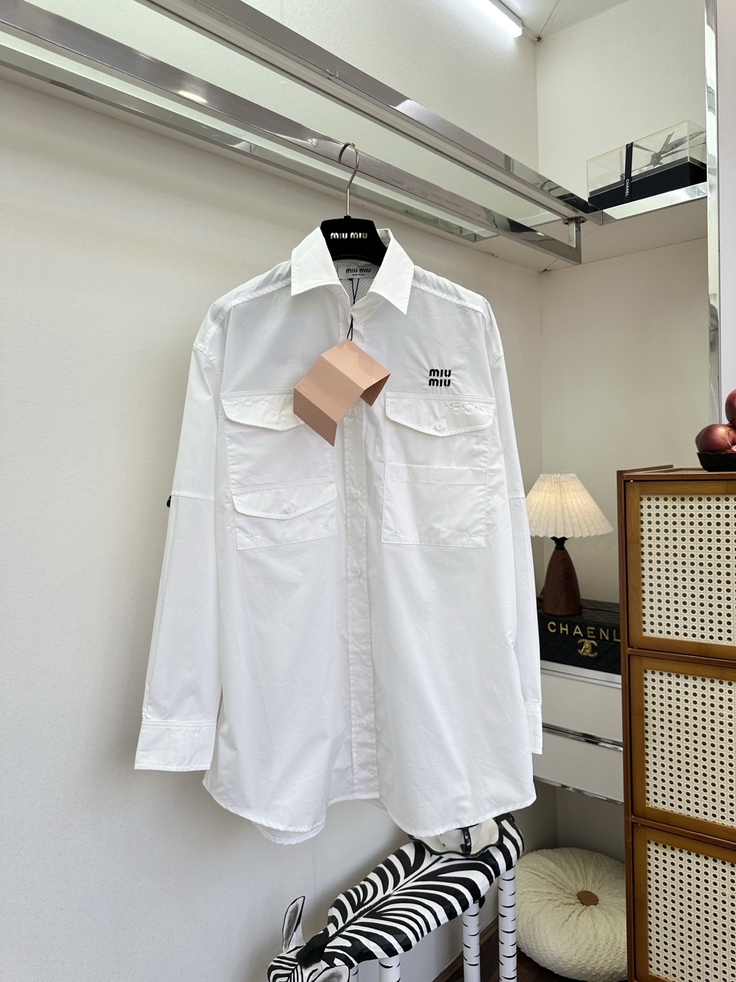 NO:721253,The highest version on the market, the girl will inspect the goods, trim the three marks on the threads, and ship the goods. You can post pictures and take videos. If you want quality or service, please add me on WeChat. We will not accept urgent orders. 26S Miu Miu  A loose-fitting white shirt. The classic white shirt incorporates a girly design. The oversized cut brings a lazy and casual atmosphere. The double patch pockets on the chest and the brand logo details make the simplicity more recognizable. The crisp cotton fabric has both texture and comfort. Wear it alone for a refreshing and casual sense of relaxation. Wear it with suspenders or layered sweaters to create rich layers. It is an essential wardrobe item suitable for many scenes. ●SIZE s m  l●,miumiu-clothing,miumiu,shirts,19860909市面最高版本小妹验货、修剪线头上三标、发货可发图及拍视频,要品质要服务的加我微信,不接急单. 26S Miu Miu 宽松廓形白衬衫经典白衬衫融入少女感设计,大廓形剪裁自带慵懒随性的氛围,胸前双贴袋与品牌徽标细节,让简约多了几分辨识度.挺括棉质面料兼具质感与舒适度,单穿是清爽随性的松弛感,内搭吊带或叠穿针织衫又能打造丰富层次,是适配多场景的衣橱刚需单品. ●SIZE s m l●,缪缪-服装,miumiu,shirts,,Women's clothing