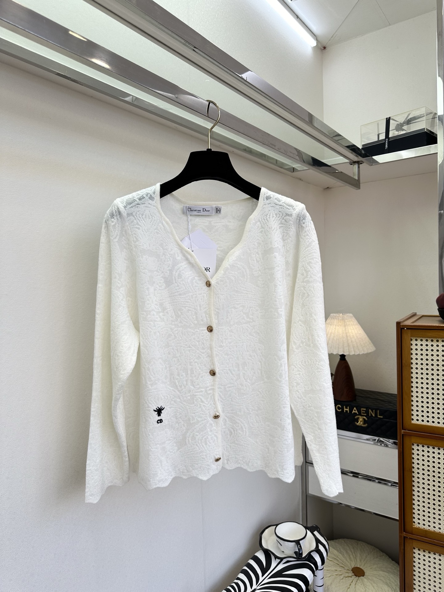 NO:721281,The highest version on the market, the girl will inspect the goods, trim the three marks on the threads, and ship the goods. You can post pictures and take videos. If you want quality or service, please add me on WeChat. We will not accept urgent orders. 26S Dior New Products for Early Spring  The texture of the embossed craftsmanship meets the delicate bee embroidery. The lazy V-neck is paired with warm wooden buttons, which brings relaxed French elegance to the body. Wearing it alone is clear and gentle, and it can be layered and matched with all inner outfits. It is an all-purpose textured item that can be worn in the wardrobe from spring to late autumn. ●SIZE s m l●, Dior-clothing, dior,19860909市面最高版本小妹验货、修剪线头上三标、发货可发图及拍视频,要品质要服务的加我微信,不接急单. 26S 迪奥早春新品 浮雕工艺的肌理感邂逅精致小蜜蜂刺绣,慵懒V领搭配温润木质扣,把松弛的法式优雅穿在身上.单穿清透温柔,叠搭适配所有内搭,是衣橱里可以从春天穿到深秋的万能质感单品. ●SIZE s m l●,迪奥-服装,dior,,Women's clothing