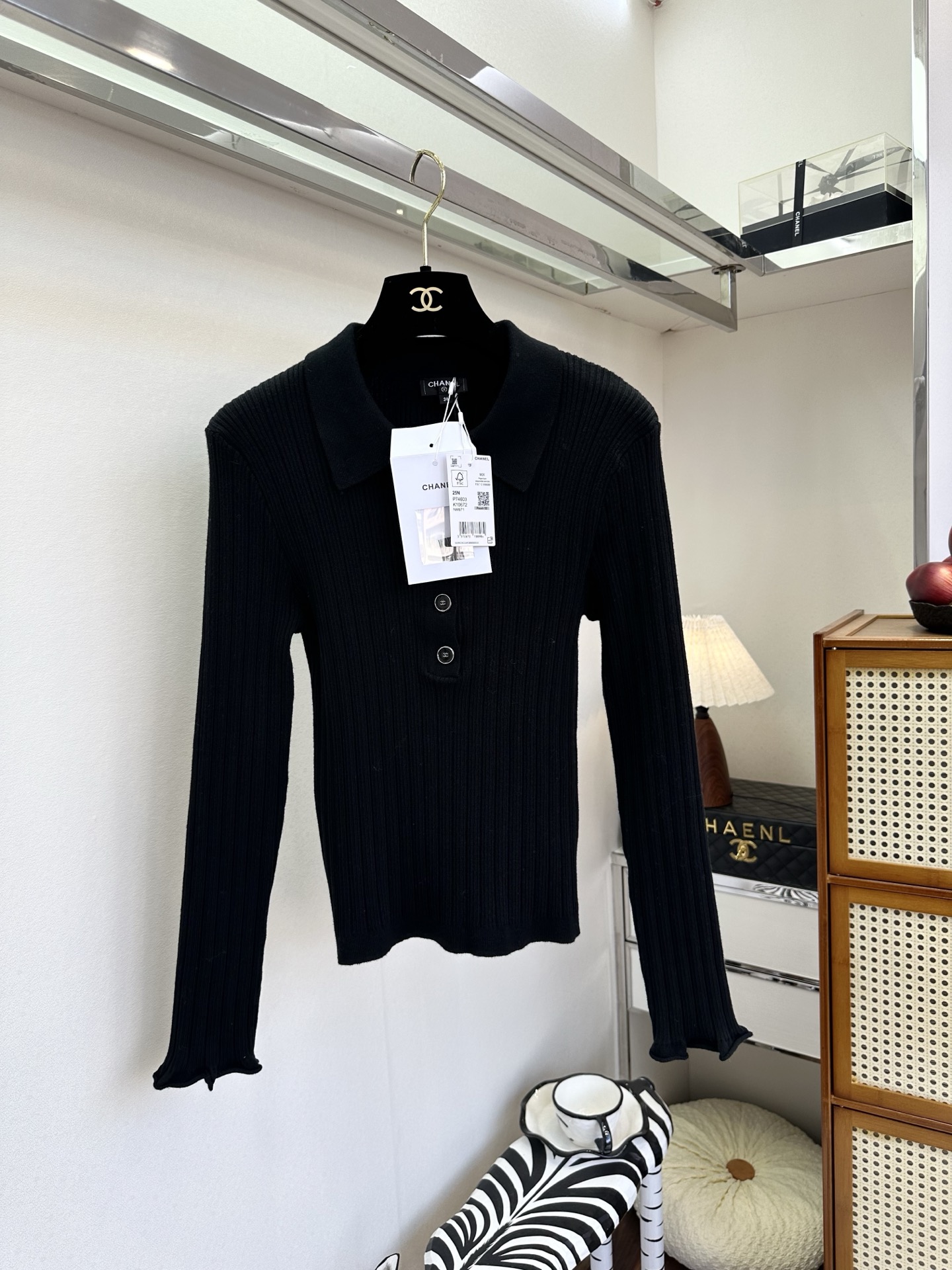 NO:721293,The highest version on the market, the girl will inspect the goods, trim the three marks on the threads, and ship the goods. You can post pictures and take videos. If you want quality or service, please add me on WeChat. We will not accept urgent orders. 26S  The classic black tone of the ladylike style meets the delicate texture, the retro POLO collar is embellished with iconic buttons, and the neat lines outline the right sense of self-cultivation. The soft and skin-friendly knitted fabric is suitable for layering in all seasons. It is a timeless and elegant necessity in the wardrobe, and can be worn for commuting and dating with an effortless sense of luxury. ●SIZE s m l●, Chanel - clothing, chanel,19860909市面最高版本小妹验货、修剪线头上三标、发货可发图及拍视频,要品质要服务的加我微信,不接急单. 26S 名媛气质小香风经典黑调遇上细腻坑条肌理,复古POLO领点缀标志性纽扣,利落线条勾勒出恰到好处的修身感.软糯亲肤的针织面料适配四季叠搭,是衣橱里永不过时的优雅刚需,通勤、约会都能穿出毫不费力的高级感. ●SIZE s m l●,香奈儿-服装,chanel,,Women's clothing