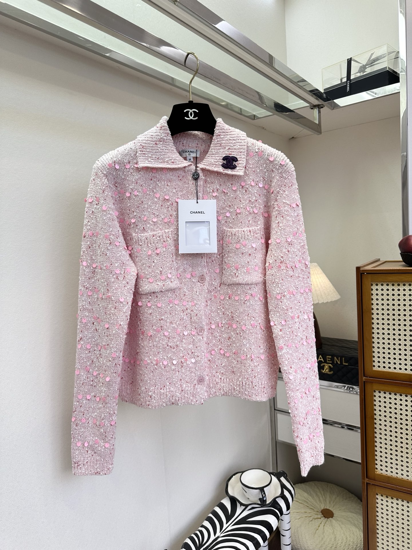 NO:721305,The highest version on the market, the girl will inspect the goods, trim the three marks on the threads, and deliver the goods. You can post pictures and take videos. If you want quality or service, please add me on WeChat. We will not accept urgent orders. 26S Xiaoxiang Early Spring New Product  The macaron color meets the delicate sequins all over, which spreads a gentle luster on the knitted texture. The retro POLO collar is matched with the iconic metal buckle, which balances the French girlishness with the exquisiteness of the little fragrance. The soft but not collapsed fabric has a crisp feeling, which can become the focus of the style when worn alone or layered with shirts. It is a romantic item worth collecting for the beginning of spring. ●SIZE s m l●, Chanel - clothing, chanel, shirts,19860909市面最高版本小妹验货、修剪线头上三标、发货可发图及拍视频,要品质要服务的加我微信,不接急单. 26S 小香早春新品 马卡龙色调邂逅满幅细腻亮片,在针织肌理上漾开温柔光泽,复古POLO领搭配标志性金属扣,把法式少女感与小香风的精致平衡得刚好.软而不塌的面料自带挺括感,日常单穿或叠搭衬衫都能成为造型焦点,是开春值得收藏的浪漫单品. ●SIZE s m l●,香奈儿-服装,chanel,shirts,,Women's clothing