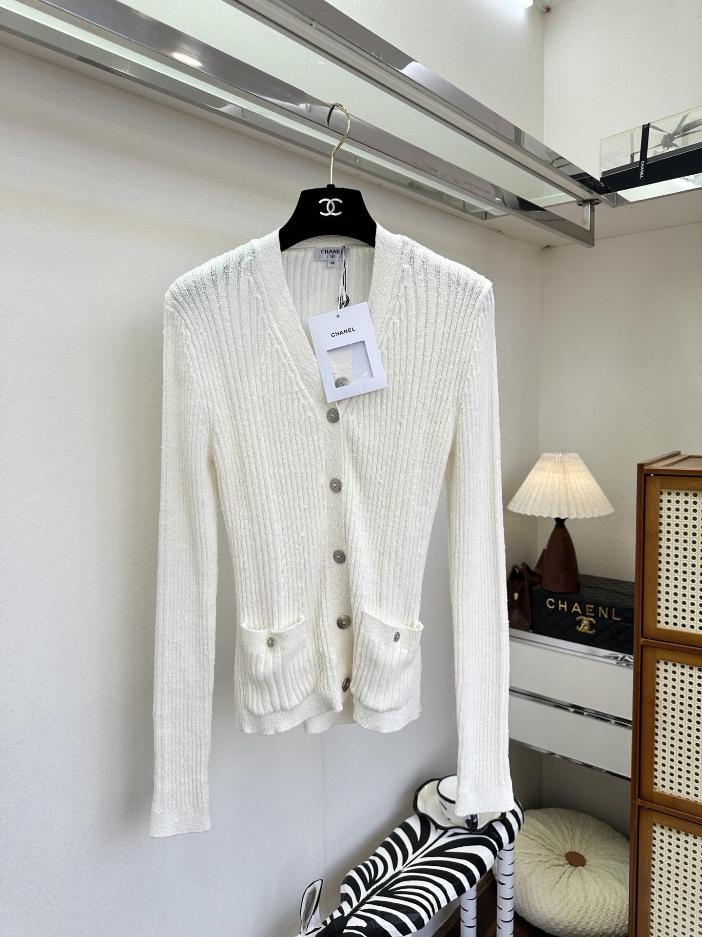 NO:721265,The highest version on the market, the girl will inspect the goods, trim the three marks on the threads, and ship the goods. You can post pictures and take videos. If you want quality or service, please add me on WeChat. We will not accept urgent orders. 26S Xiangjia Classic V-neck Knitted Cardigan  Delicate grooved texture, warm metal buckles embellish the V-neck line, and the soft and boned knitted fabric has its own sense of air. The double patch pocket design is both refined and practical. It has a gentle and neat French accent when worn alone. It is suitable for all inner wear when layered. It is an evergreen style that can be worn from spring to early winter. ●SIZE s m l●, Chanel - Clothing, chanel, chanel,19860909市面最高版本小妹验货、修剪线头上三标、发货可发图及拍视频,要品质要服务的加我微信,不接急单. 26S 香家经典v领针织开衫 细腻坑条肌理,温润金属扣点缀V领线条,软而有骨的针织面料自带空气感.双贴袋设计兼具精致与实用,单穿是温柔利落的法式腔调,叠搭适配所有内搭,是能从春天穿到初冬的质感常青款. ●SIZE s m l●,香奈儿-服装,chanel,chanel,,Women's clothing