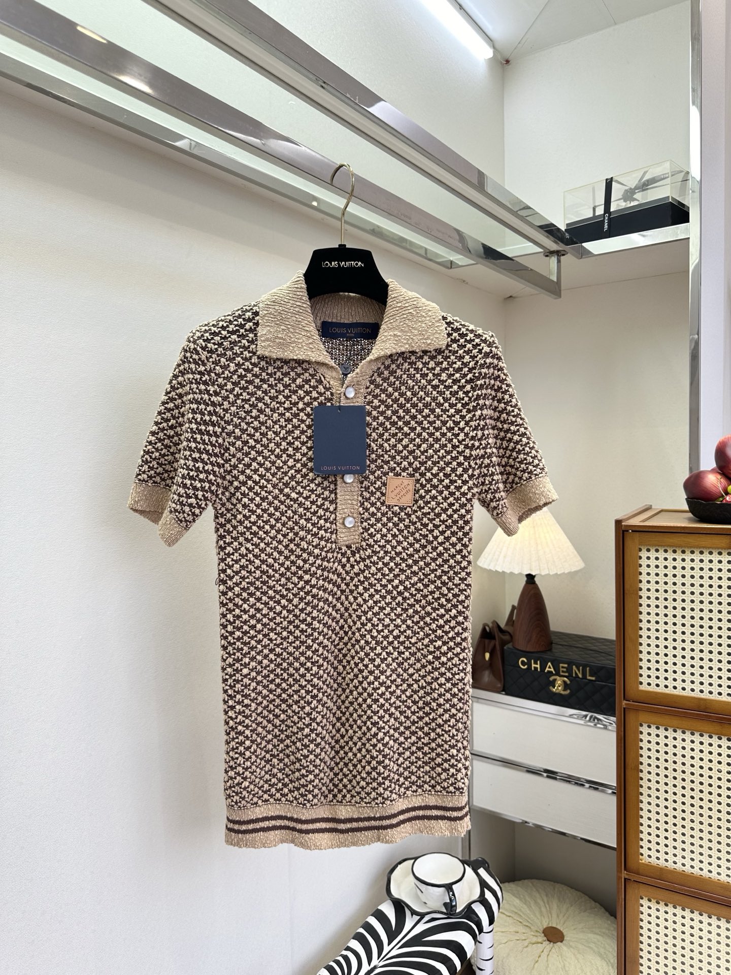 NO:721166,The highest version on the market, the girl will inspect the goods, trim the three marks on the threads, and ship the goods. You can post pictures and take videos. If you want quality or service, please add me on WeChat. We will not accept urgent orders. 26S  Lujia's classic houndstooth pattern interweaves camel brown and off-white, the retro POLO collar is matched with warm buttons, and the textured knitted fabric has a relaxed retro tone. The leather logo on the side hides exquisite details, and the contrasting stripes on the hem echo the collar design. Wearing it alone is a neat and elegant French atmosphere, and it can be worn with a suit jacket to create a commuting texture. It is a versatile item suitable for all seasons. ●SIZE s m l●, Louis Vuitton-clothing, louis vuitton, louis  vuitton,louis vuitton,jackets & coats,business suit,19860909市面最高版本小妹验货、修剪线头上三标、发货可发图及拍视频,要品质要服务的加我微信,不接急单. 26S 驴家经典千鸟格纹交织驼棕与米白,复古POLO领搭配温润纽扣,肌理感针织面料自带松弛的复古腔调.侧边皮质徽标暗藏精致细节,下摆撞色条纹呼应领型设计,单穿是利落优雅的法式氛围感,搭配西装外套又能穿出通勤质感,是适配四季的百搭单品. ●SIZE s m l●,路易威登-服装,louis vuitton,louis vuitton,louis vuitton,jackets & coats,business suit,,Women's clothing