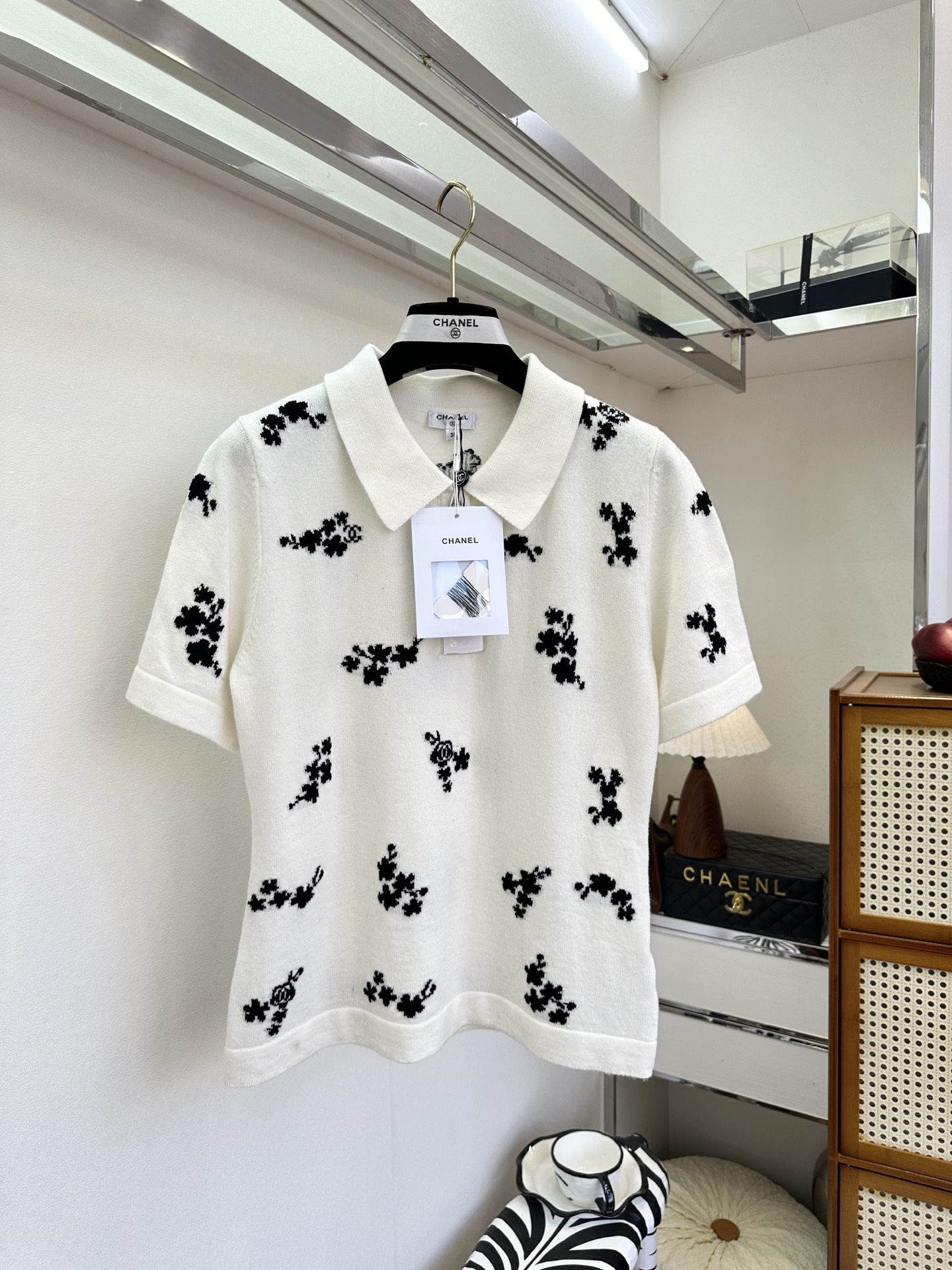 NO:721167,The highest version on the market, the girl will inspect the goods, trim the three marks on the threads, and ship the goods. You can send pictures and take videos. If you want quality or service, please add me on WeChat. We will not accept urgent orders. 26S Xiaoxiang Early Spring's latest product  The elegant contrast of black and white flowers is the finishing touch in a spring wardrobe. The soft and waxy knitted fabric has a delicate texture, and the small lapels add a bit of casual elegance. Wear it with a French relaxed feel, suitable for daily commuting or weekend dates. It has a cool and gentle temperament, and is a classic style that can be worn for many years. ●SIZE s m l●, Chanel - clothing, chanel,19860909市面最高版本小妹验货、修剪线头上三标、发货可发图及拍视频,要品质要服务的加我微信,不接急单. 26S 小香早春最新品 黑白花的雅致撞色,是春日衣橱里的点睛之笔.软糯针织带着细腻肌理,小翻领添了几分随性优雅,把法式松弛感穿在身上,日常通勤或周末约会都适配.自带清冷又温柔的气质,是可以穿很多年的经典款. ●SIZE s m l●,香奈儿-服装,chanel,,Women's clothing