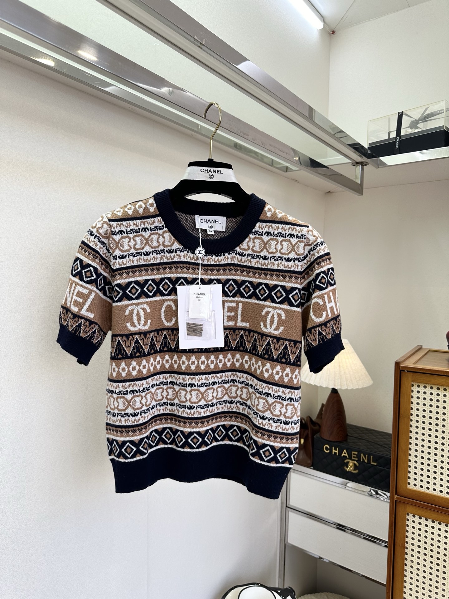 NO:721153,The highest version on the market, the girl will inspect the goods, trim the three marks on the threads, and ship the goods. You can send pictures and take videos. If you want quality or service, please add me on WeChat. We will not accept urgent orders. 26S Xiaoxiang Early Spring's latest product  The exquisite feeling of retro jacquard weaving hides a relaxed French accent. Dark and light brown and blue interweave to create a rich visual texture. The iconic double C echoes the geometric patterns at random. The round neck and short sleeves are suitable for the cool spring weather. Wear them alone or layer them with a suit to create a casual and elegant atmosphere. Short-sleeved vest ●SIZE s m l●, Chanel-clothing, chanel, T-shirt, business suit,19860909市面最高版本小妹验货、修剪线头上三标、发货可发图及拍视频,要品质要服务的加我微信,不接急单. 26S 小香早春最新品 复古提花织就的精致感,藏着松弛的法式腔调.深浅棕蓝交织出层次丰富的视觉肌理,标志性双C与几何纹样错落呼应,圆领短袖的版型适配春日微凉,单穿或叠搭西装都能营造随性又贵气的氛围. 短袖 背心 ●SIZE s m l●,香奈儿-服装,chanel,T-shirt,business suit,,Women's clothing