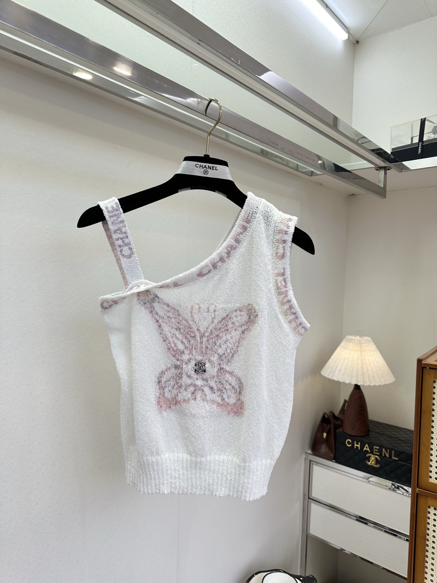 NO:721140,The highest version on the market. The girl inspects the goods, trims the three marks on the threads, and delivers the goods. You can post pictures and take videos. If you want quality or service, please add me on WeChat. We will not accept urgent orders. 26S Wow, this slanted shoulder vest is so pretty. It is made of soft and waxy wool blended fabric.  The woven texture is light and translucent, with a hazy and soft light feeling. The pink-toned butterfly jacquard falls on the pure white base, and the asymmetric shoulder strap design breaks the rules and is more smart and playful. The short version is suitable for high-waisted trousers. It is an eye-catching sweet and cool item that can be worn layered or worn alone in spring. ●SIZE s m l●, Chanel-clothing, chanel,19860909市面最高版本小妹验货、修剪线头上三标、发货可发图及拍视频,要品质要服务的加我微信,不接急单. 26S 哇这个斜肩小背心也太好看了吧 软糯羊毛混纺织材质 织就轻透肌理,自带朦胧柔光感.粉调蝴蝶提花落在纯白基底上,不对称肩带设计打破规整,多了几分灵动俏皮.短款版型适配高腰裤装,是春日叠穿或单穿都吸睛的甜酷单品. ●SIZE s m l●,香奈儿-服装,chanel,,Women's clothing