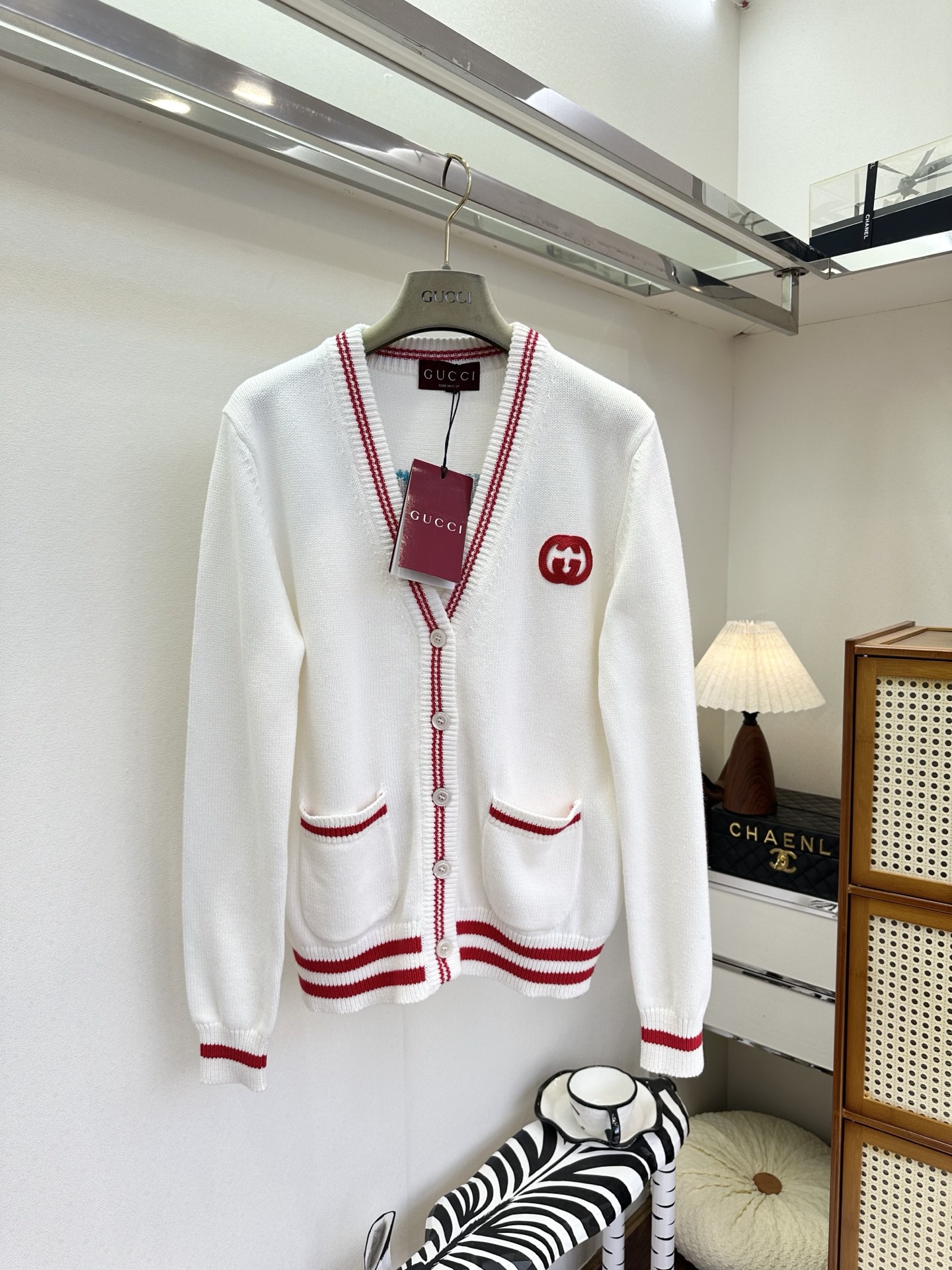 NO:721126,The highest version on the market. The girl will inspect the goods, trim the three marks on the threads, and ship the goods. If you want quality or service, please add me on WeChat. We will not accept urgent orders. 26S Gucci Early Spring New Products  The contrasting red and white webbing outlines the college-style silhouette, and the soft knitted texture brings spring warmth. The simple double G logo on the front is low-key and exquisite, and the childlike wooden horse jacquard and eye-catching blue label on the back inject a lively and playful sense into the retro tone. Wearing it alone is gentle, or layered casually, it is a treasure cardigan that can be worn in daily life with a relaxed and noble feeling. ●SIZE s m l●, Gucci - Clothing, gucci,19860909市面最高版本小妹验货、修剪线头上三标、发货可发图及拍视频,要品质要服务的加我微信,不接急单. 26S 古驰早春新品 红白撞色织带勾勒学院风轮廓,软绵针织肌理自带春日暖意.正面简约双G徽标低调精致,背面的童趣木马提花与亮眼蓝标,又为复古腔调注入鲜活俏皮感.单穿温柔,叠搭随性,是能在日常里穿出松弛贵气感的宝藏开衫. ●SIZE s m l●,古驰-服装,gucci,,Women's clothing