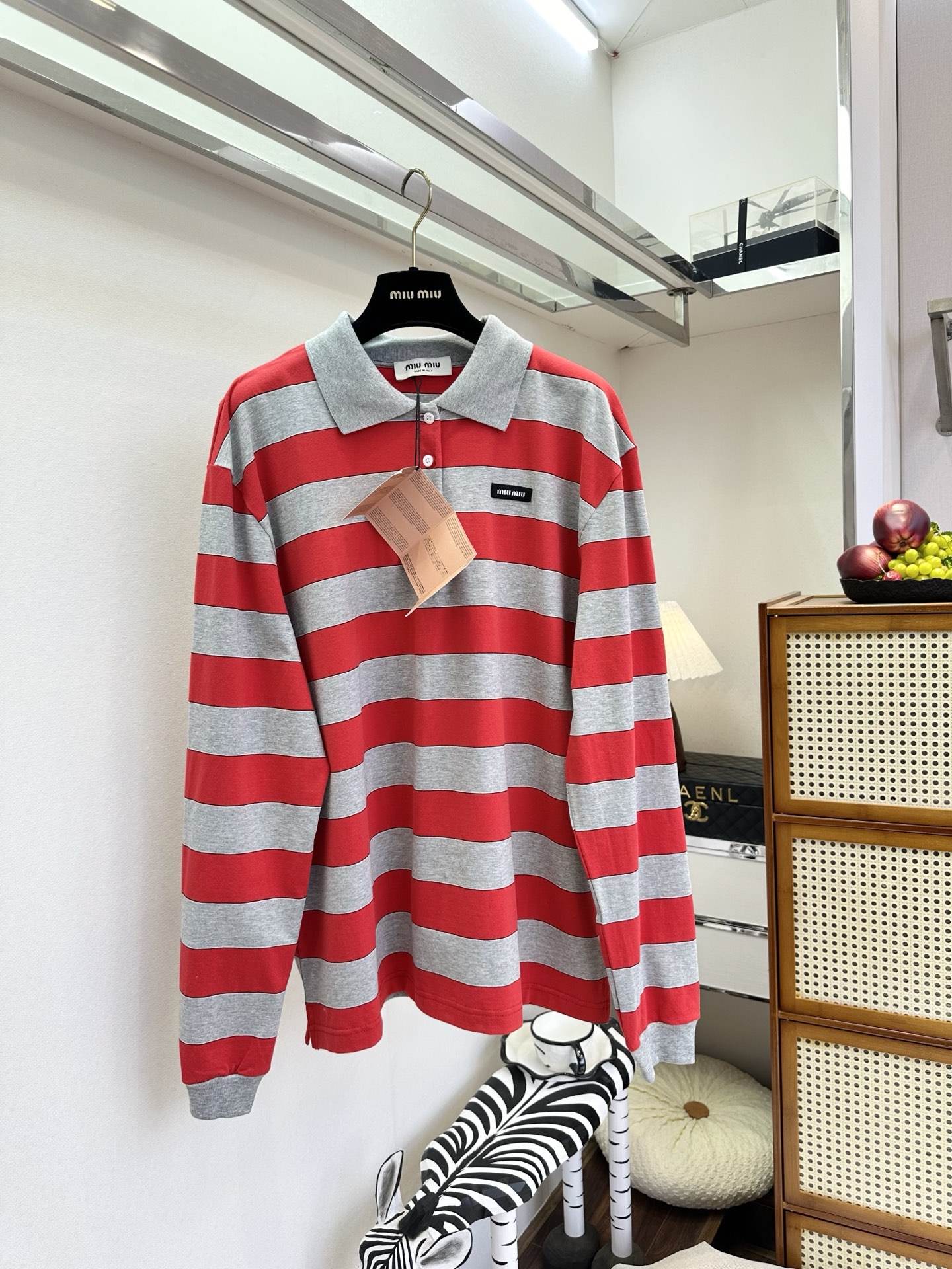 NO:721254,The highest version on the market, the girl inspects the goods, trims the three marks on the threads, and delivers the goods. You can post pictures and take videos. If you want quality and service, please add me on WeChat. We will not accept urgent orders. 26S Miao style college style. Retro red and gray stripes bring out a sense of vitality, and the soft cotton texture brings a lazy and casual look. The classic Polo collar is embellished with exquisite small labels, and the loose off-shoulder version is suitable for all kinds of body shapes. Wearing alone or layering in spring can create a relaxed and sweet college atmosphere. ●SIZE  s m l●,MiaoMiao-clothing,19860909市面最高版本小妹验货、修剪线头上三标、发货可发图及拍视频,要品质要服务的加我微信,不接急单. 26S 缪系学院风 复古红灰条纹撞出元气感,软乎乎的棉质肌理自带慵懒随性.经典Polo领点缀精致小标,宽松落肩版型适配各种身材,春日里单穿叠搭都能营造松弛又甜美的学院氛围. ●SIZE s m l●,缪缪-服装,,Women's clothing