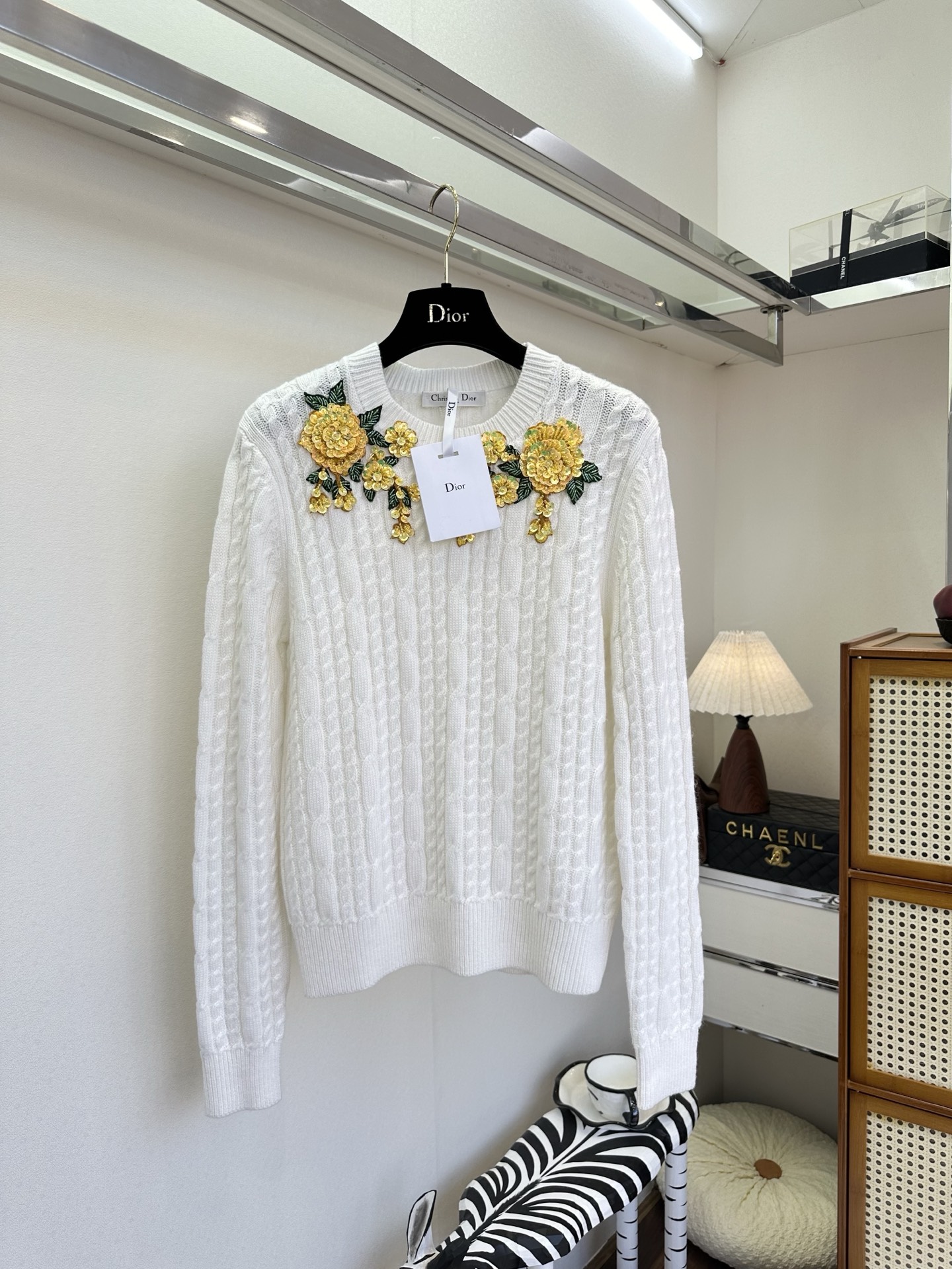 NO:721210,The highest version on the market, the girl inspects the goods, trims the three marks on the threads, and delivers the goods. You can post pictures and take videos. If you want quality or service, please add me on WeChat. We will not accept urgent orders. 26S Dior's early spring heavy craftsmanship workshop has a creamy white cable-knot texture woven with a gentle background. The golden three-dimensional flowers on the neckline are like the romance blooming in the warm spring sun. French elegance is blended into daily wear, and every gesture is exquisite. ●SIZE s m  l●,Chanel-clothing,chanel,dior,19860909市面最高版本小妹验货、修剪线头上三标、发货可发图及拍视频,要品质要服务的加我微信,不接急单. 26S 迪奥早春重工手工坊奶油白的绞花肌理织就温柔底色,领口的金色立体花朵如春日暖阳里盛放的浪漫,把法式优雅揉进日常穿搭,举手投足间都是精致氛围感. ●SIZE s m l●,香奈儿-服装,chanel,dior,,Women's clothing