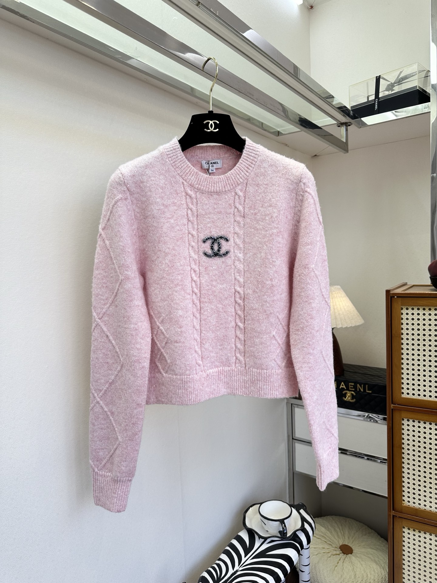 NO:721196,The highest version on the market, the girl will inspect the goods, trim the three marks on the threads, and deliver the goods. You can post pictures and take videos. If you want quality or service, please add me on WeChat. We will not accept urgent orders. 26S Encounter with a touch of tenderness in early spring  The soft and waxy knitted fabric wraps up the relaxed warmth, and the textured cable pattern and the diamond double C logo complement each other, making it gentle and noble. Available in three colors, whether worn with a skirt or jeans, you can easily capture the lazy and refined feeling of a French socialite ●SIZE s m l●, Chanel-clothing, chanel, skirts, jeans,19860909市面最高版本小妹验货、修剪线头上三标、发货可发图及拍视频,要品质要服务的加我微信,不接急单. 26S 邂逅与早春的一抹温柔 柔糯针织裹住松弛暖意,肌理感绞花与闪钻双C标相映成趣,温柔又显贵.三色可选,无论是搭半裙还是牛仔裤,都能轻松拿捏法式名媛的慵懒精致感 ●SIZE s m l●,香奈儿-服装,chanel,skirts,jeans,,Women's clothing