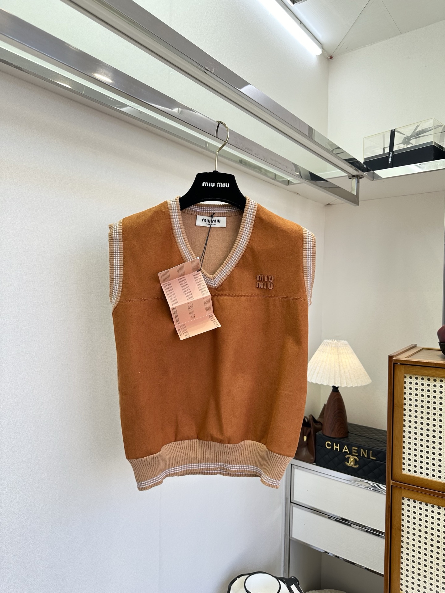 NO:721396,The highest version on the market, the girl inspects the goods, trims the three marks on the threads, and delivers the goods. You can send pictures and videos. If you want quality and service, please add me on WeChat. We will not accept urgent orders. 26S The caramel brown knitted texture of Miaojia's latest product wraps up the warmth of early spring. The V-neck design with plaid edges adds a bit of academic playfulness. It is suitable for layering shirts or inner layering. It is a gentle and age-reducing atmosphere item in the wardrobe. ●SIZE s m  l●,MiaoMiao-clothing,shirts,19860909市面最高版本小妹验货、修剪线头上三标、发货可发图及拍视频,要品质要服务的加我微信,不接急单. 26S 缪家最新品焦糖棕的针织肌理裹住早春日暖意,格纹包边的V领设计添了几分学院派的俏皮感,叠穿衬衫或内搭打底都适配,是衣橱里温柔又减龄的氛围感单品. ●SIZE s m l●,缪缪-服装,shirts,,Women's clothing