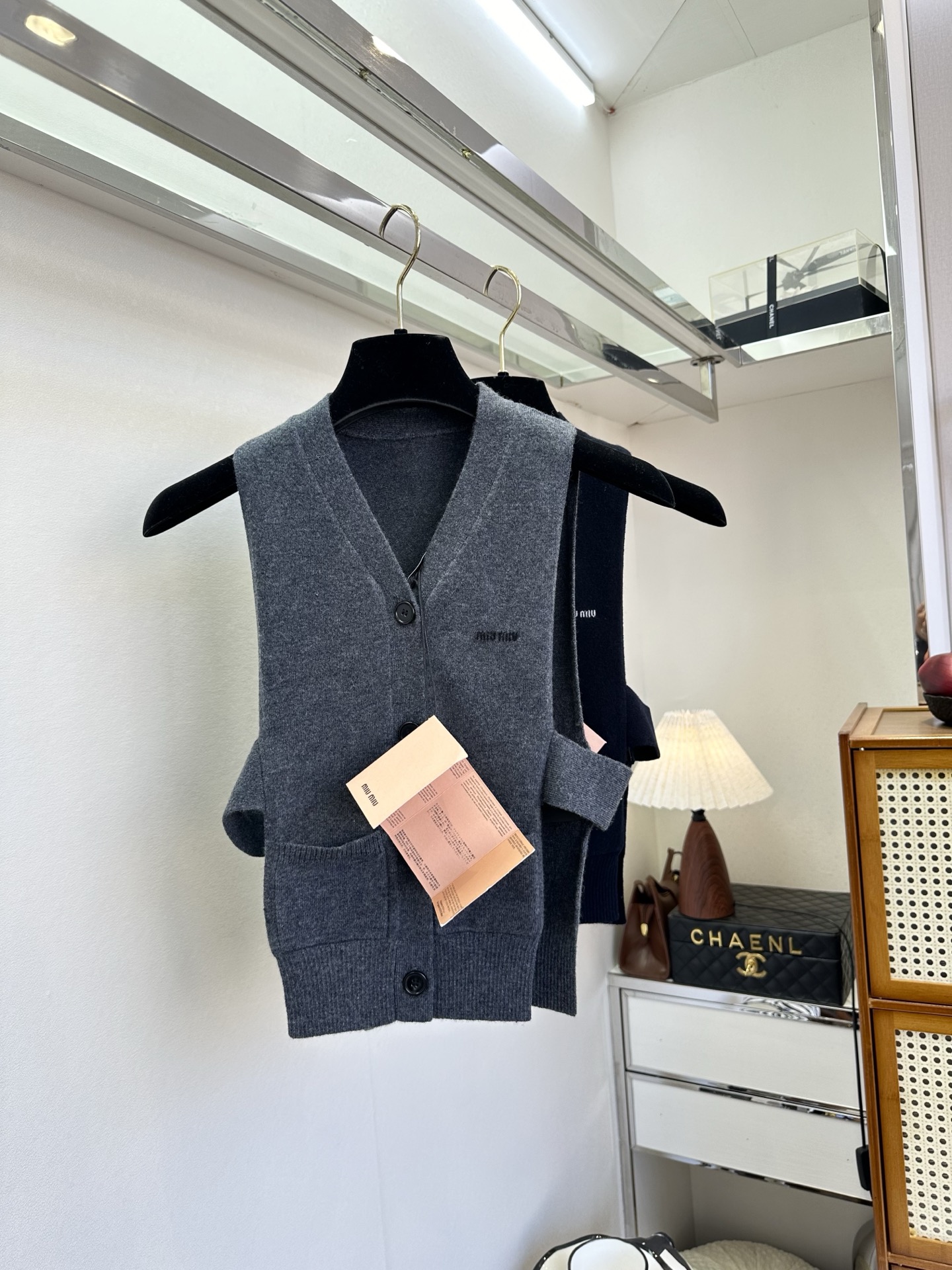 NO:721379,The highest version on the market, the girl will inspect the goods, trim the three marks on the threads, and ship the goods. You can post pictures and take videos. If you want quality or service, please add me on WeChat. We will not accept urgent orders. 26S Miao's favorite early spring series  The gray-toned soft waxy knitting wraps up the relaxed warmth. The V-neck placket and pocket design are both lazy and practical. Layering shirts or bottoming shirts have a sense of academic gentleness. The dual selection of navy blue and cigarette gray is an atmospheric layering artifact in the autumn and winter wardrobe. (cardigan vest) ●SIZE s m l●, Miu Miu-clothing, shirts,19860909市面最高版本小妹验货、修剪线头上三标、发货可发图及拍视频,要品质要服务的加我微信,不接急单. 26S 缪系的早春最爱系列 灰调软糯针织裹住松弛暖意,V领开襟与口袋设计兼具慵懒与实用,叠穿衬衫或打底衫都自带学院派温柔感.藏蓝与烟灰双选,是秋冬衣橱里的氛围感叠搭神器.（开衫背心） ●SIZE s m l●,缪缪-服装,shirts,,Women's clothing