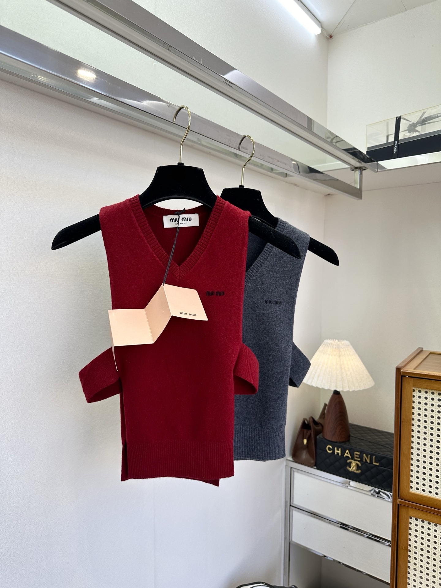 NO:721367,The highest version on the market. The girl will inspect the goods, trim the three marks on the threads, and ship the goods. You can post pictures and take videos. If you want quality or service, please add me on WeChat. We will not accept urgent orders. 26S Miao's favorite early spring series, burgundy, dark gray  Weave the relaxation and romance of spring into the texture. The soft and waxy knitted V-neck vest has a sense of academic gentleness. It is suitable for layering shirts or bottoming. Burgundy is the atmosphere of the end of the year party, and dark gray is the relaxing choice for daily commuting. (Pullover vest) ●SIZE s m l●, Miu Miu-clothing, shirts,19860909市面最高版本小妹验货、修剪线头上三标、发货可发图及拍视频,要品质要服务的加我微信,不接急单. 26S 缪系的早春最爱系列 酒红色 深灰色 把春日的松弛与浪漫织进肌理.软糯针织V领背心自带学院派温柔感,叠穿衬衫或打底都适配,酒红是年末派对的氛围感担当,深灰则是日常通勤的松弛之选.（套头背心） ●SIZE s m l●,缪缪-服装,shirts,,Women's clothing