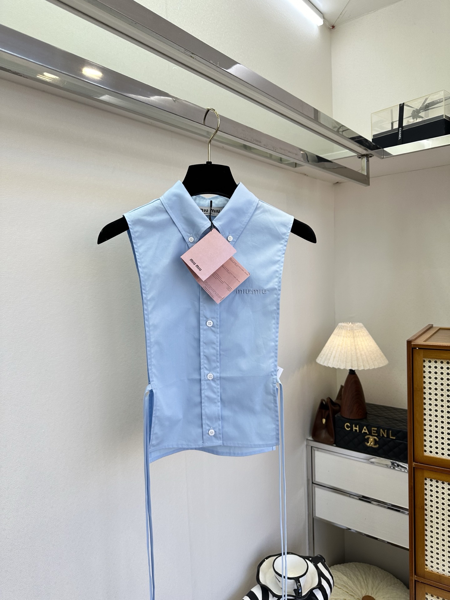 NO:721354,The highest version on the market, the girl will inspect the goods, trim the three marks on the threads, and ship the goods. You can post pictures and take videos. If you want quality or service, please add me on WeChat. We will not accept urgent orders. 26S Miao's favorite early spring series  The light blue cotton-like fabric has a fresh breath, the sleeveless version is neat and breathable, and the draped laces on the side add a bit of girlish agility. Wearing it alone is a refreshing and sweet summer look, while layering a knitted vest is a gentle academic style. One piece can unlock a variety of atmospheres. ●SIZE s m l●, Miu Miu-clothing,19860909市面最高版本小妹验货、修剪线头上三标、发货可发图及拍视频,要品质要服务的加我微信,不接急单. 26S 缪系的早春最爱系列 浅蓝调的棉感面料自带清新气息,无袖版型利落透气,侧边垂坠的系带又添了几分少女感的灵动.单穿是清爽甜美的夏日模样,叠穿针织背心则是温柔的学院派风格,一件就能解锁多种氛围感穿搭. ●SIZE s m l●,缪缪-服装,,Women's clothing