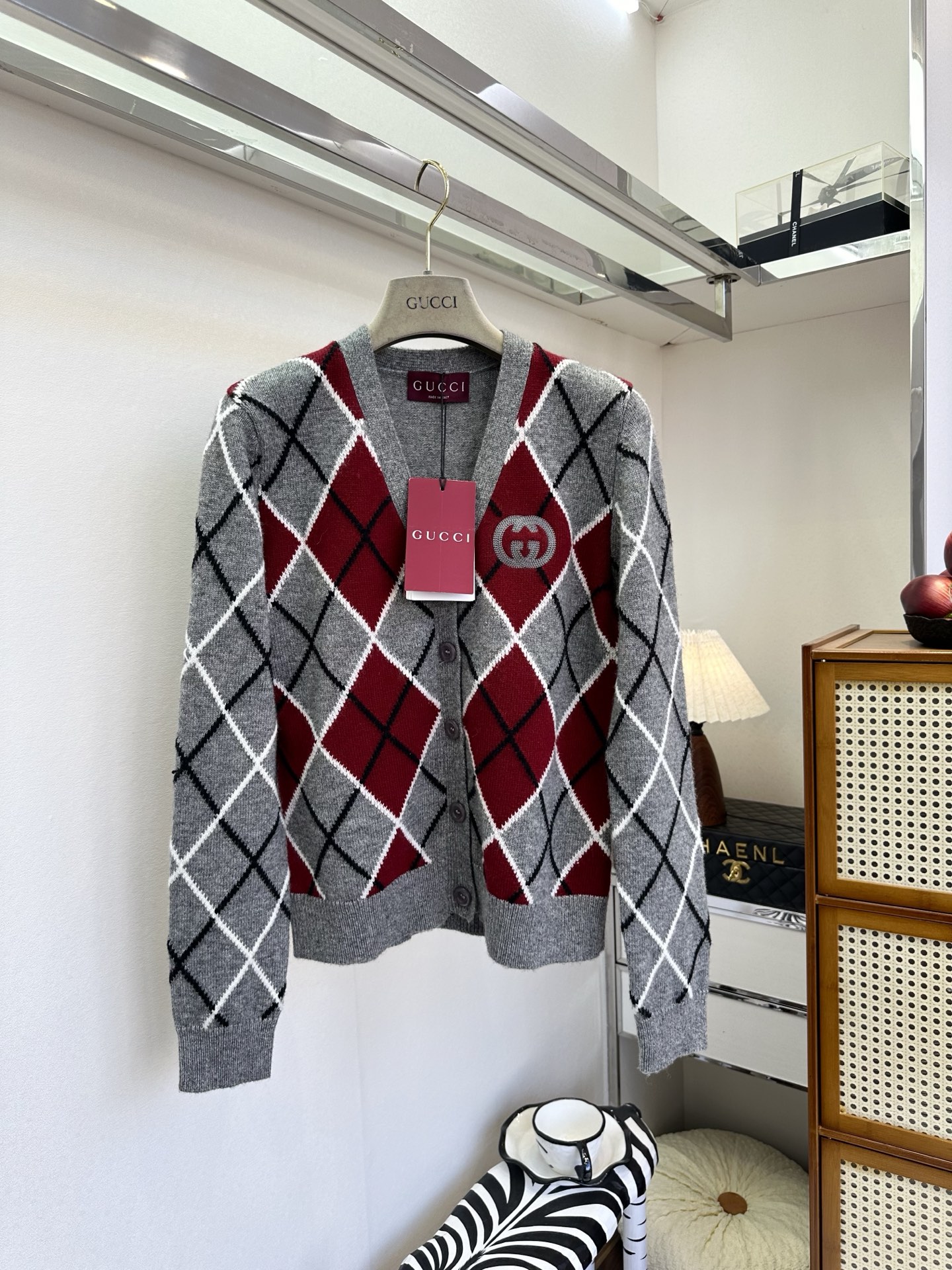 NO:721117,The highest version on the market, the girl will inspect the goods, trim the three marks on the threads, and ship the goods. You can post pictures and take videos. If you want quality or service, please add me on WeChat. We will not accept urgent orders. 26S  Retro rhombus meets mellow burgundy, and the softness of wool blend wraps up the relaxed warmth. The double G logo on the chest is quiet and delicate, and the cardigan style is casual and versatile. Whether it is layered with shirts or worn alone, you can wear a retro and high-end tone in your daily life. ●SIZE s m l●, Gucci - Clothing, gucci, shirts,19860909市面最高版本小妹验货、修剪线头上三标、发货可发图及拍视频,要品质要服务的加我微信,不接急单. 26S 复古菱格邂逅醇厚酒红,羊毛混纺的软糯裹住松弛暖意.胸前的双G标识是不动声色的精致,开衫版型随性百搭,无论是叠搭衬衫还是单穿出门,都能在日常里穿出复古又高级的腔调. ●SIZE s m l●,古驰-服装,gucci,shirts,,Women's clothing