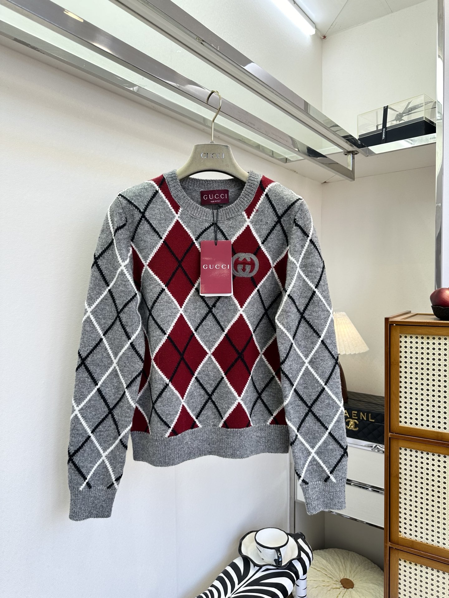 NO:721104,The highest version on the market, the girl will inspect the goods, trim the three marks on the threads, and ship the goods. You can post pictures and take videos. If you want quality or service, please add me on WeChat. We will not accept urgent orders. 26S  Retro rhombus meets mellow burgundy, and the softness of wool blend wraps up the relaxed warmth. The double G logo on the chest is quiet and delicate, and the pullover style is casual and versatile. Whether it is layered with shirts or worn alone, you can wear a retro and high-end tone in your daily life. ●SIZE s m l●, Gucci - clothing, gucci, shirts,19860909市面最高版本小妹验货、修剪线头上三标、发货可发图及拍视频,要品质要服务的加我微信,不接急单. 26S 复古菱格邂逅醇厚酒红,羊毛混纺的软糯裹住松弛暖意.胸前的双G标识是不动声色的精致,套头版型随性百搭,无论是叠搭衬衫还是单穿出门,都能在日常里穿出复古又高级的腔调. ●SIZE s m l●,古驰-服装,gucci,shirts,,Women's clothing