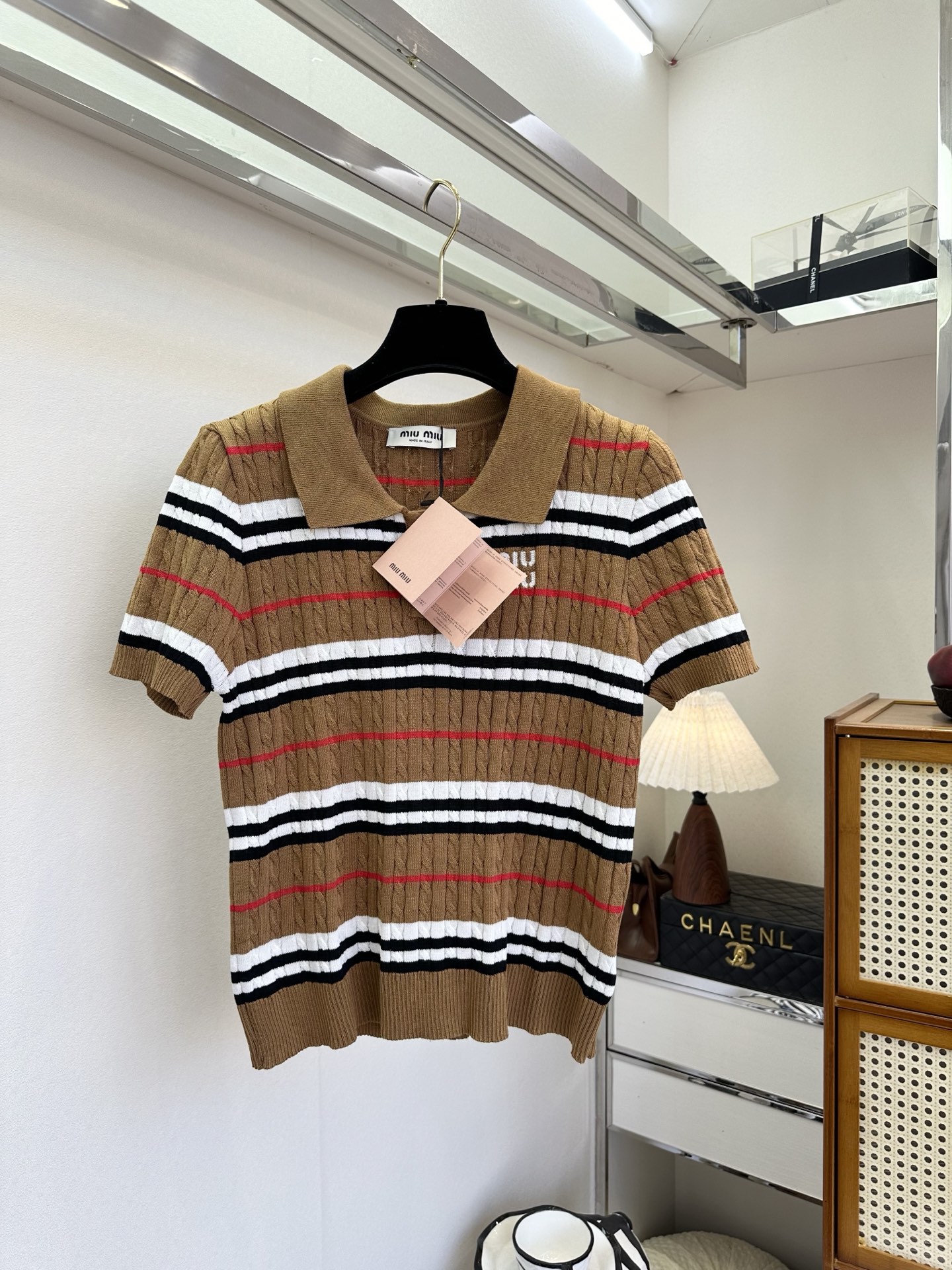 NO:721273,The highest version on the market, the girl inspects the goods, trims the three marks on the threads, and delivers the goods. You can post pictures and take videos. If you want quality or service, please add me on WeChat. We will not accept urgent orders. 26S Miu girl's striped style. The caramel background hits the red, white and black stripes. The textured knitting has a retro college atmosphere, and the miu on the chest  The miu logo is a small footnote to the sweet and cool girl's heart. The soft and skin-friendly texture is suitable for layering or wearing alone in spring and summer, and it can easily capture the relaxed and exquisite sense of a wealthy daughter. ●SIZE s m l●, Miu Miu-clothing, miumiu,19860909市面最高版本小妹验货、修剪线头上三标、发货可发图及拍视频,要品质要服务的加我微信,不接急单. 26S 缪系女孩的条纹系 焦糖底色撞上红白黑条纹,肌理感针织自带复古学院氛围,胸前的miu miu标识是甜酷少女心的小注脚.软糯亲肤的质感适配春夏叠穿、单穿,轻松拿捏松弛又精致的富家千金感. ●SIZE s m l●,缪缪-服装,miumiu,,Women's clothing