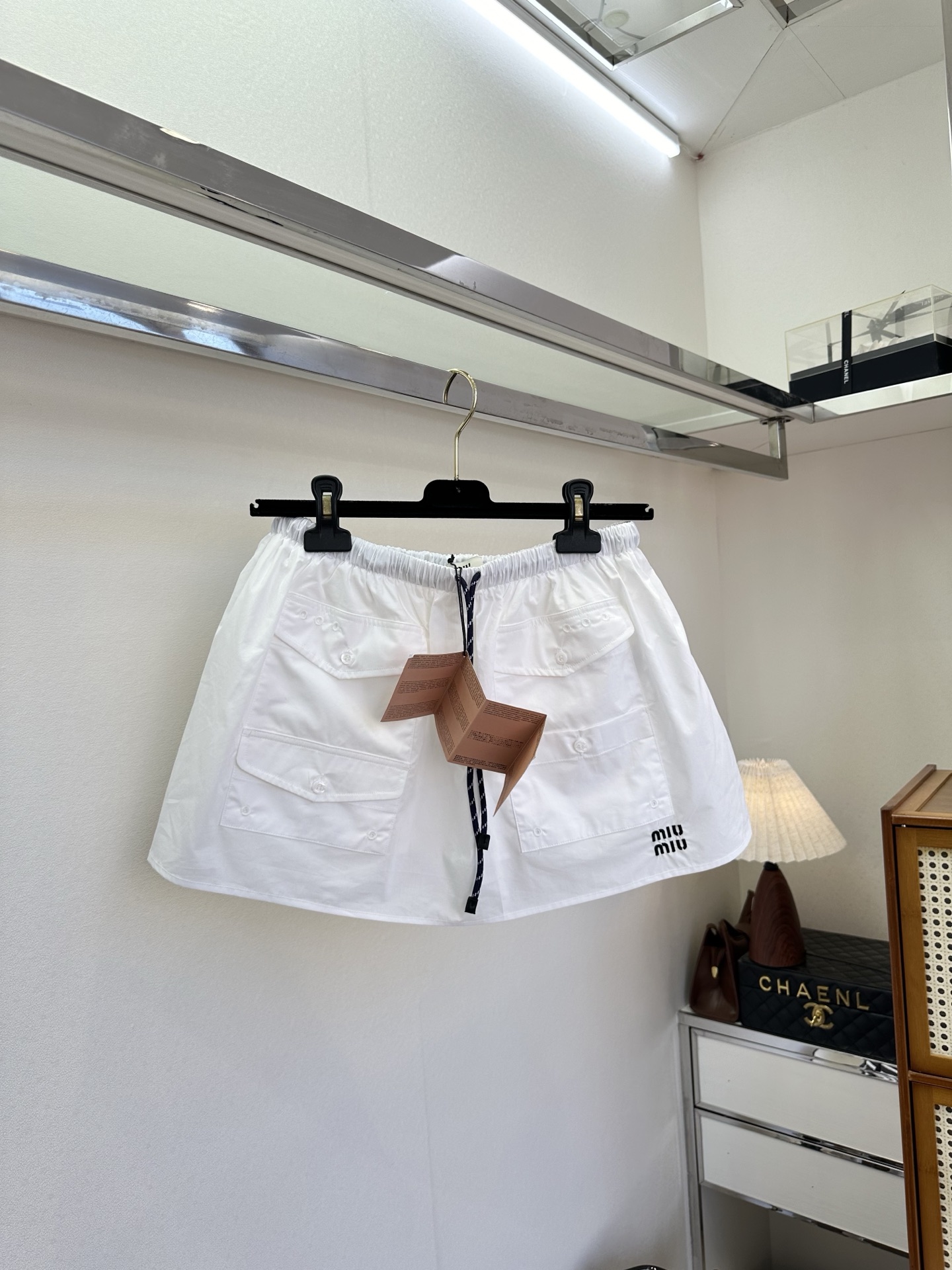 NO:721226,The highest version on the market, the girl will inspect the goods, trim the three marks on the threads, and ship the goods. You can post pictures and take videos. If you want quality or service, please add me on WeChat. We will not accept urgent orders. 26S Who can refuse a miu white dress!  Cargo pockets + drawstring waistband, the sweet and cool feeling is straight away ~ Paired with suspenders, she becomes a hot girl, and with a shirt, she becomes a good girl. The happiness of spring and summer is covered by it ●SIZE s m l●, Miu Miu-clothing, miumiu, skirts, shirts,19860909市面最高版本小妹验货、修剪线头上三标、发货可发图及拍视频,要品质要服务的加我微信,不接急单. 26S 谁能拒绝一条miu系小白裙！工装口袋+抽绳腰头,甜酷感直接拉满～搭配吊带就是元气辣妹,配衬衫又变乖乖女,春夏的快乐被它承包啦 ●SIZE s m l●,缪缪-服装,miumiu,skirts,shirts,,Women's clothing