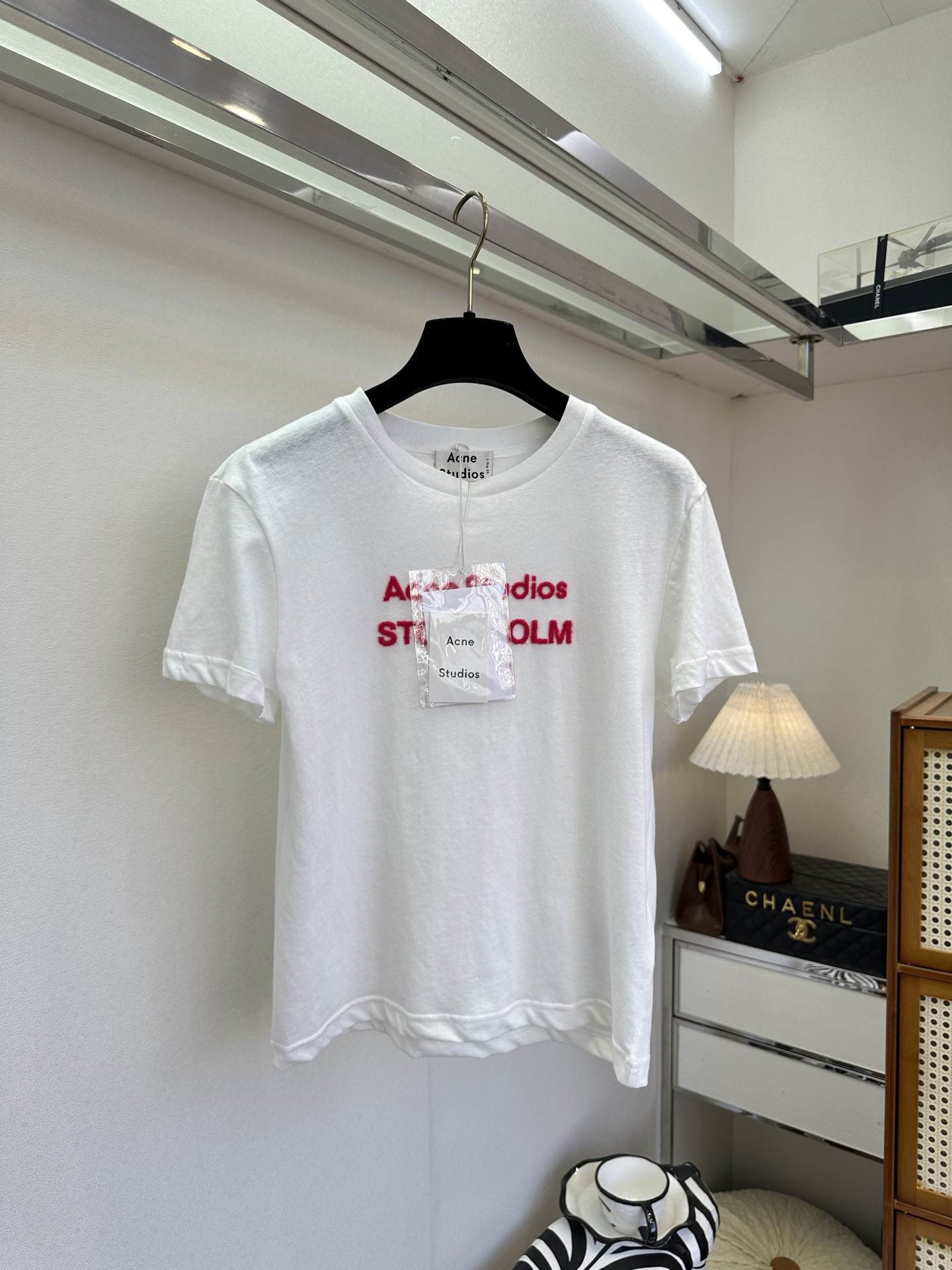 NO:721236,The highest version on the market, the girl will inspect the goods, trim the three marks on the threads, and ship the goods. You can post pictures and take videos. If you want quality or service, please add me on WeChat. We will not accept urgent orders. 26S The latest products in early spring  The clean background color hits the retro red letter flocking print, which makes you feel like wearing the relaxed feeling of Stockholm on your body. The soft but not collapsed cotton material is a daily item that is so comfortable that you don’t want to take it off. It is casual when paired with jeans, and gentle when paired with a skirt. A T-shirt is enough to support the relaxed atmosphere in all seasons. ●SIZE s m l●, women’s clothing, skirts, jeans, tees, t-shirt,19860909市面最高版本小妹验货、修剪线头上三标、发货可发图及拍视频,要品质要服务的加我微信,不接急单. 26S 早春最新品 干净的底色撞上复古红字母植绒印花,像把斯德哥尔摩的松弛感穿在了身上.软而不塌的棉料,是舒服到不想脱的日常单品,配牛仔裤是随性,搭半裙是温柔,一件T恤就足够撑起四季的松弛氛围感. ●SIZE s m l●,女装,skirts,jeans,tees，t-shirt,,Women's clothing