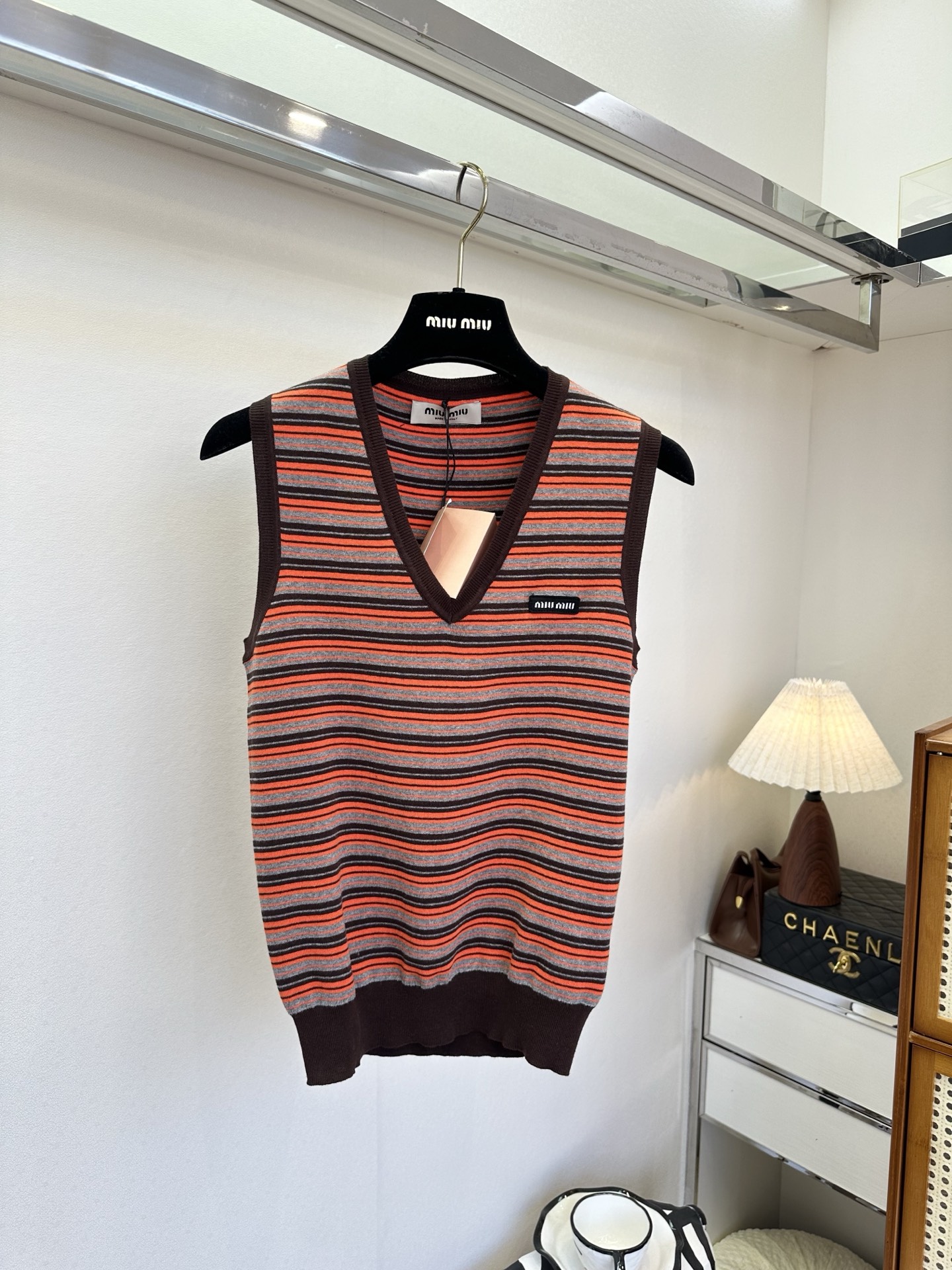 NO:721294,The highest version on the market, the girl inspects the goods, trims the three marks on the threads, and delivers the goods. You can post pictures and take videos. If you want quality and service, please add me on WeChat. We will not accept urgent orders. 26S The caramel-colored relaxation is the little exquisiteness hidden in the knitting of miumiu girls. You don’t have to work hard to match it. It has a pictorial feel when worn alone. It is a gentle and blockbuster photo. The warm-toned stripes wrap the relaxation, which is the most healing little blessing in cooling days. ●SIZE s m  l●,MIUMIU-clothing,miumiu,19860909市面最高版本小妹验货、修剪线头上三标、发货可发图及拍视频,要品质要服务的加我微信,不接急单. 26S 焦糖色的松弛,是miumiu女孩藏在针织里的小精致.不用费力搭配,单穿就自带画报感,随手一拍都是温柔大片.暖调条纹裹着松弛感,是降温天里最治愈的小确幸. ●SIZE s m l●,缪缪-服装,miumiu,,Women's clothing