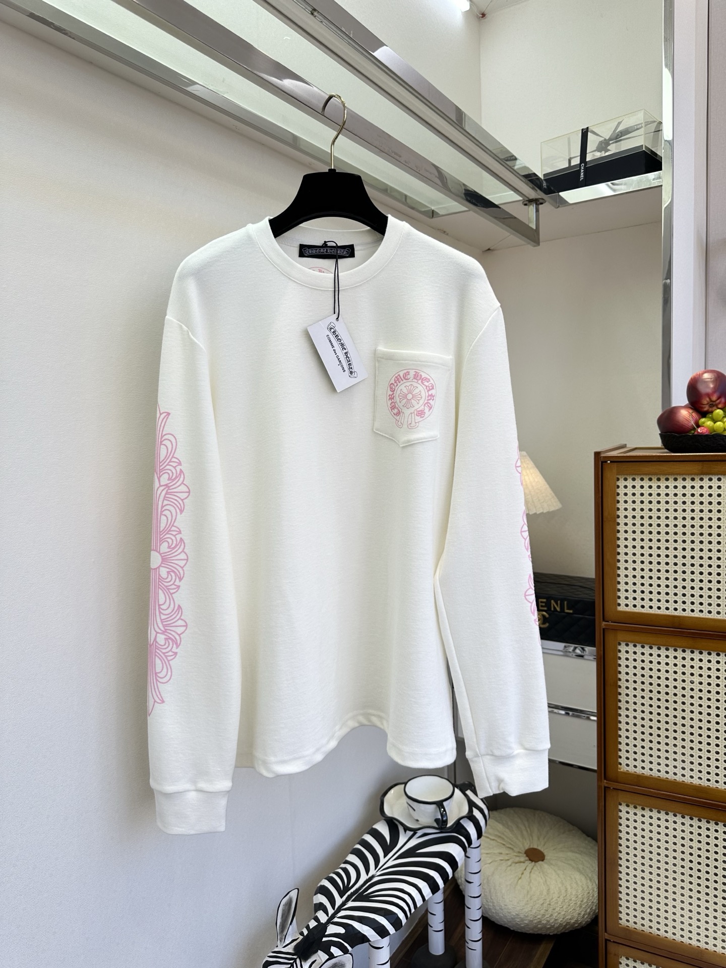 NO:721339,The highest version on the market, the girl will inspect the goods, trim the three marks on the threads, and ship the goods. You can post pictures and take videos. If you want quality or service, please add me on WeChat. We will not accept urgent orders. 26S Croixing New Products in Early Spring  It perfectly shows the girlish feeling that cannot be hidden in the lazy and relaxed. The soft fabric is close to the skin and heals, and the exquisite totems on the arms and pockets are self-recognizable. It is refreshing and neat when worn alone, and the details can be revealed when layered with coats. It is an indispensable age-reducing artifact in the wardrobe after the beginning of spring. ●SIZE s m l●, Chrome Hearts-clothing, chrome hearts, jackets & coats,19860909市面最高版本小妹验货、修剪线头上三标、发货可发图及拍视频,要品质要服务的加我微信,不接急单. 26S 克罗星早春新品 完美展现出了慵懒松弛里藏不住的少女感.软乎乎的面料贴肤又治愈,手臂和口袋的精致图腾自带辨识度,单穿清爽利落,叠穿外套也能露出细节亮点,是开春后衣柜里少不了的减龄神器 ●SIZE s m l●,克罗心-服装,chrome hearts,jackets & coats,,Women's clothing