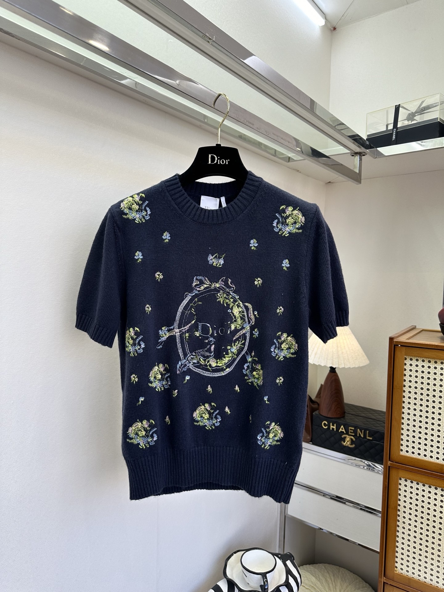 NO:721347,The highest version on the market, the girl will inspect the goods, trim the three marks on the threads, and ship the goods. You can post pictures and take videos. If you want quality or service, please add me on WeChat. We will not accept urgent orders. 26S Dior spring limited sweater  The two base colors of milky white and navy blue weave spring flowers and delicate totems into the soft and waxy knitted fabric. The round-neck short-sleeved version is refreshing and neat, and the fine embroidery pattern has an oil painting texture. Wearing it alone is a gentle lady, and layering a coat adds a relaxed and elegant style. It is an atmospheric item that can be worn from spring to early summer. ●SIZE s m l●, Dior-clothing, dior, jackets & coats, T-shirt,19860909市面最高版本小妹验货、修剪线头上三标、发货可发图及拍视频,要品质要服务的加我微信,不接急单. 26S 迪奥春日限定针织衫 奶白与藏青两款底色,把春日繁花与精致图腾织进软糯针织里.圆领短袖版型清爽利落,细密的刺绣花纹自带油画质感,单穿是温柔大小姐,叠穿外套又添一份松弛贵气,是能从春天穿到初夏的氛围感单品. ●SIZE s m l●,迪奥-服装,dior,jackets & coats,T-shirt,,Women's clothing